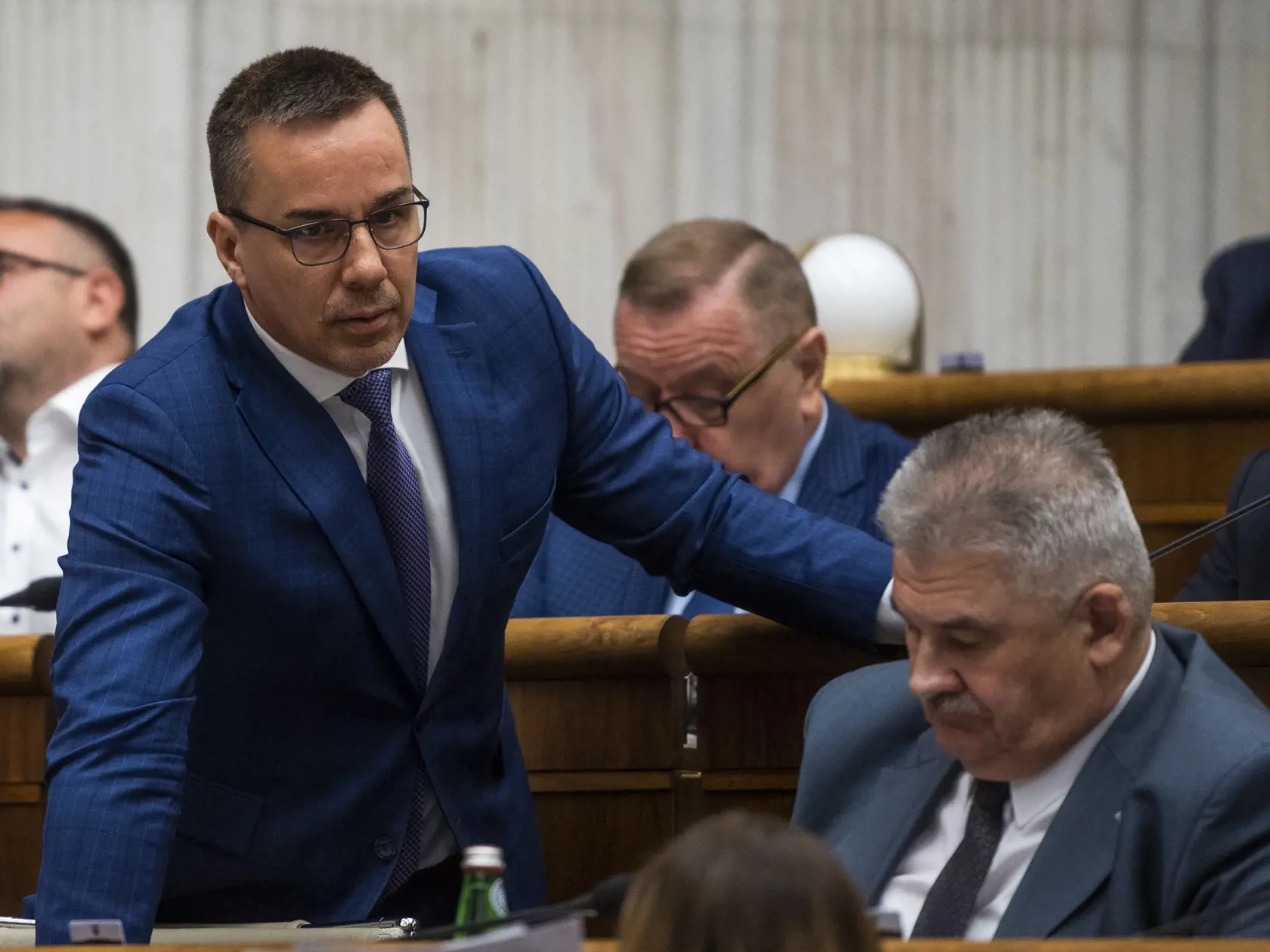Na snímke zľava poslanci Národnej rady SR (NRSR) Erik Tomáš (Nezaradený) a Ján Richter (SMER-SD)