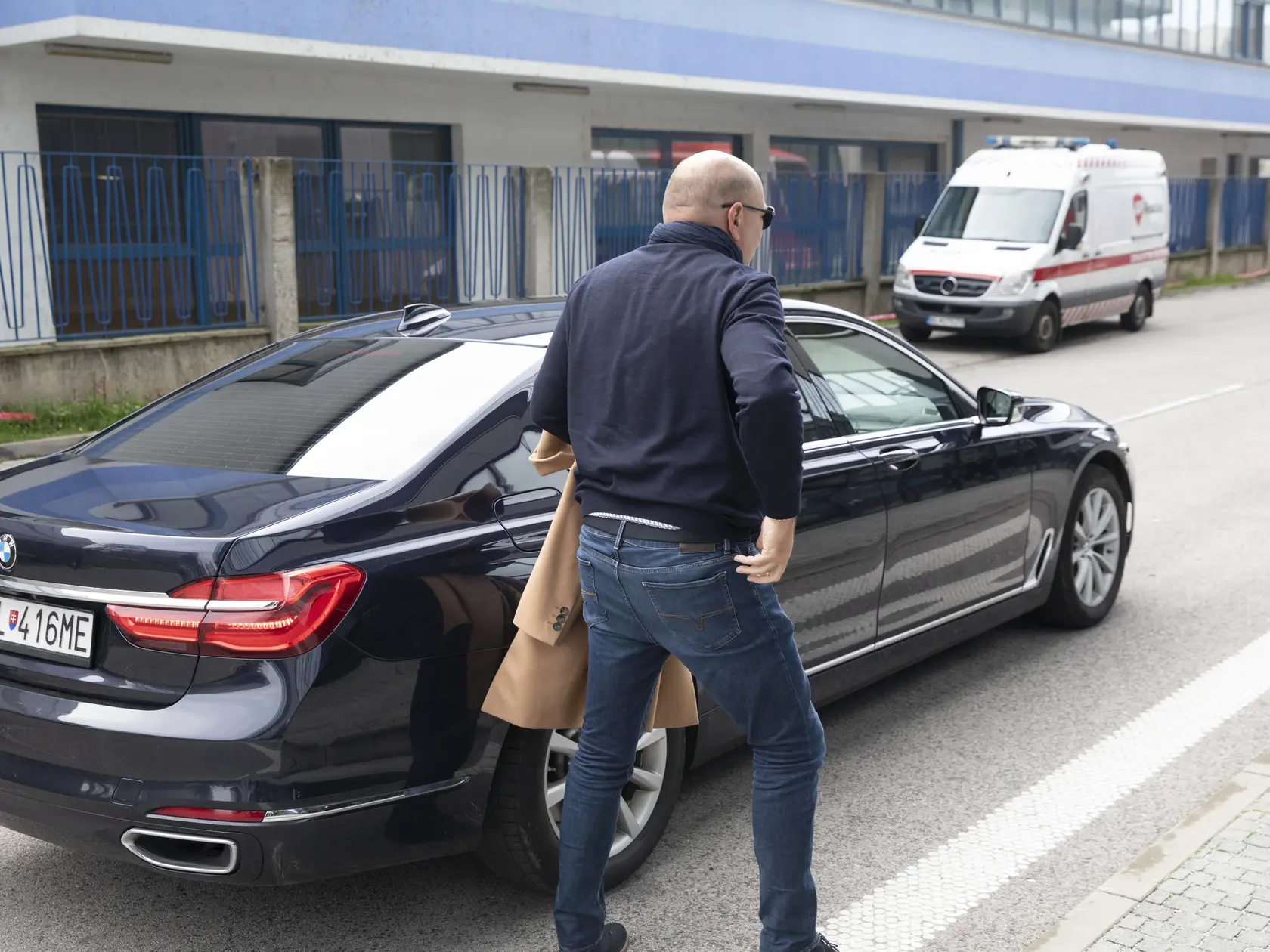 Z luxusného auta vystúpil aj už bývalý minister cestovného ruchu a športu Dušan Keketi.