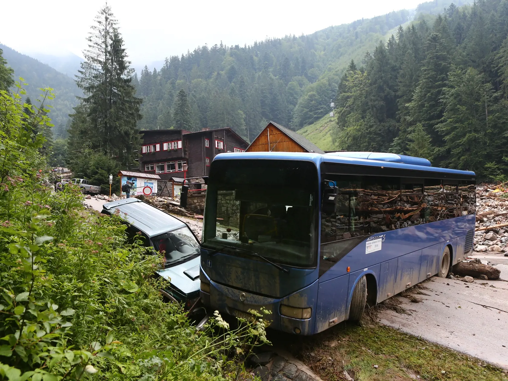Regióny: Povodeň v Terchovej. Prvý odhad škôd deň po živelnej pohrome v obci Terchová a lyžierskom stredisku Vrátna za účasti premiéra Roberta Fica a žilinského župana Jaraja Blanára.
