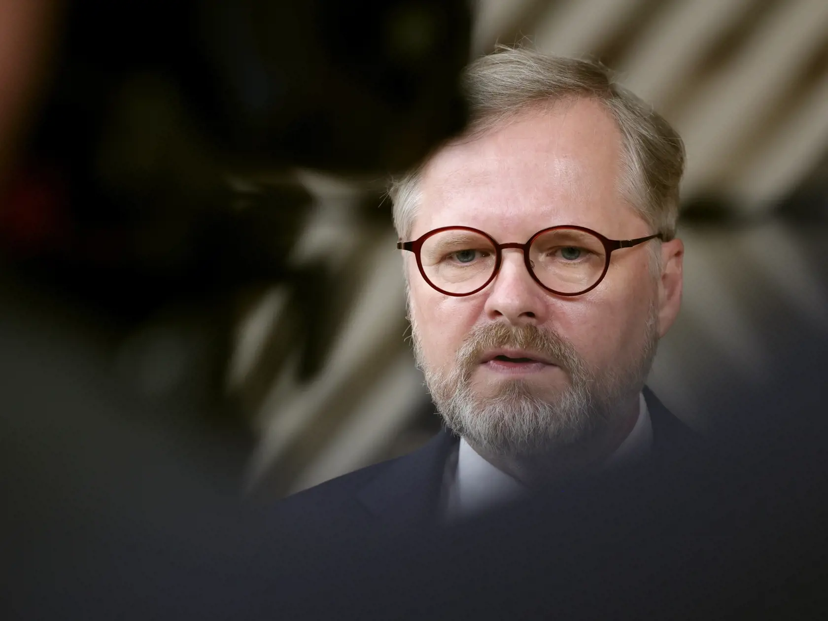 Český premiér Petr Fiala odpovedá na otázky novinárov počas príchodu na druhý a záverečný deň summitu EÚ v Bruseli v piatok 25. marca 2023. Európski lídri sa v piatok stretli, aby rokovali o hospodárskych a finančných problémoch a bankových pravidlách a snažili sa utlmiť obavy z možných rizík pre európskych spotrebiteľov v dôsledku bankových problémov v USA a Švajčiarsku.