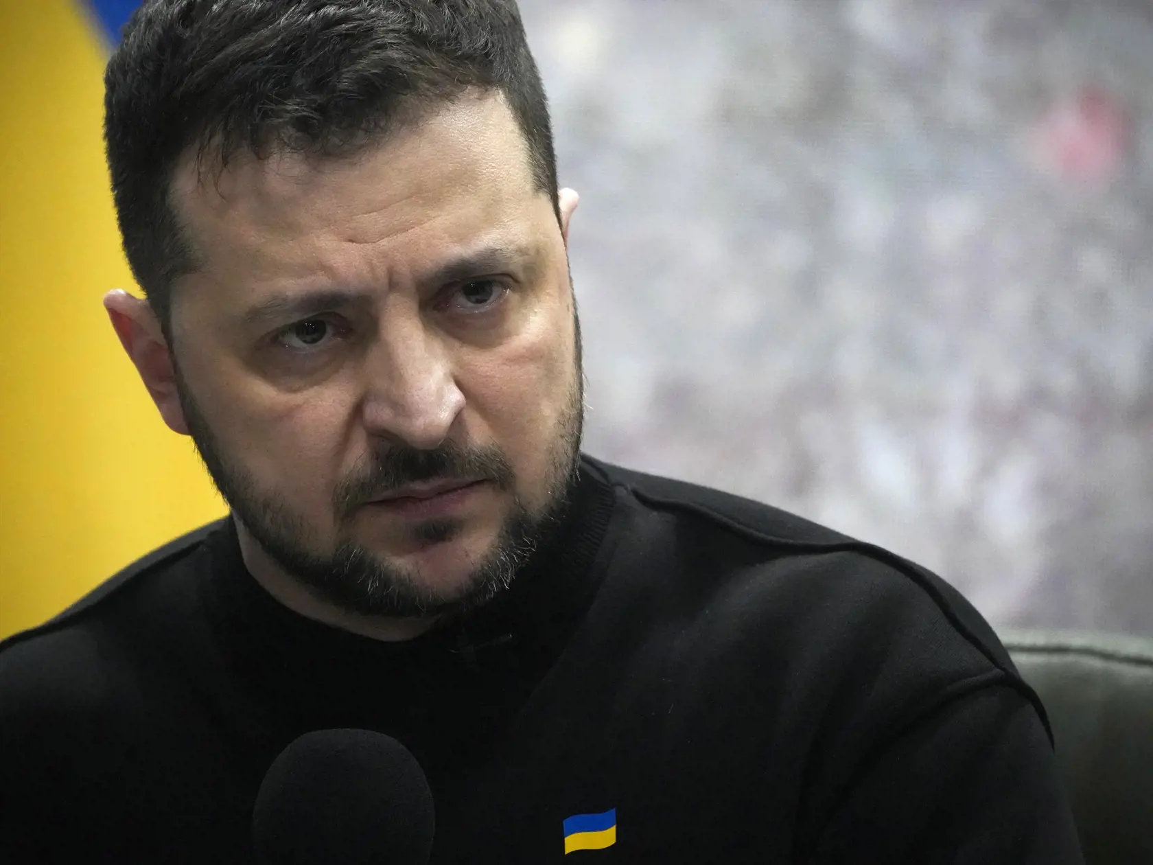 Ukrajinský prezident Volodymyr Zelenskyj hovorí počas tlačovej konferencie k prvému výročiu ruslek invázii na Ukrajine, 24. februára 2023 v Kyjeve.