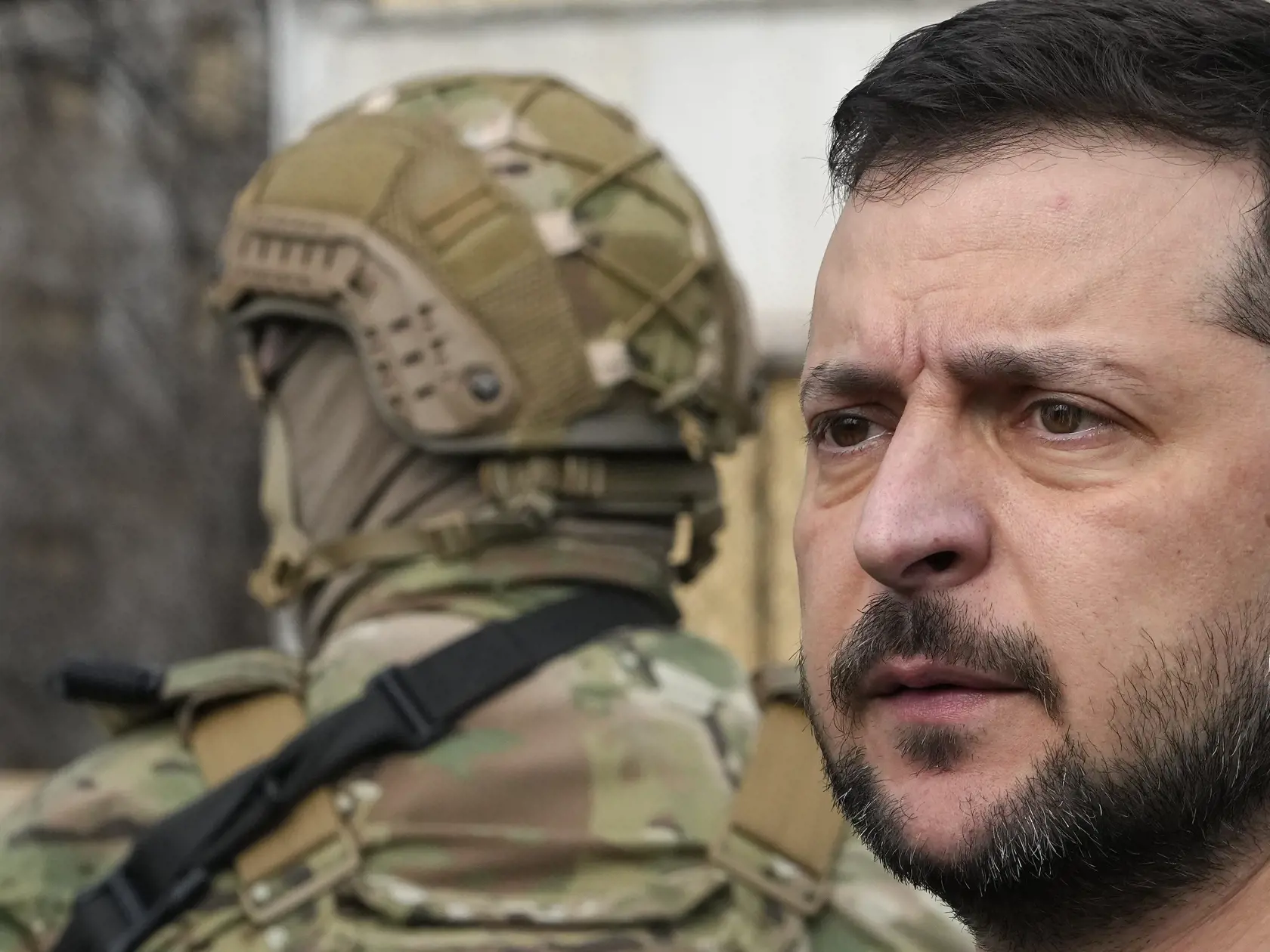 Ukrajinský prezident Volodymyr Zelenskyj si prezerá obytné budovy poškodené po raketových útokoch v meste Záporožie v pondelok 27. marca 2023. Záporožie sa nachádza na území ovládanom Ukrajinou približne 50 kilometrov severovýchodne od Záporožskej atómovej elektrárne (ZAES). ZAES pri meste Enerhodar v Záporožskej oblasti je najväčšou jadrovou elektrárňou v Európe. Vlani v marci ju obsadili ruské invázne vojská.
