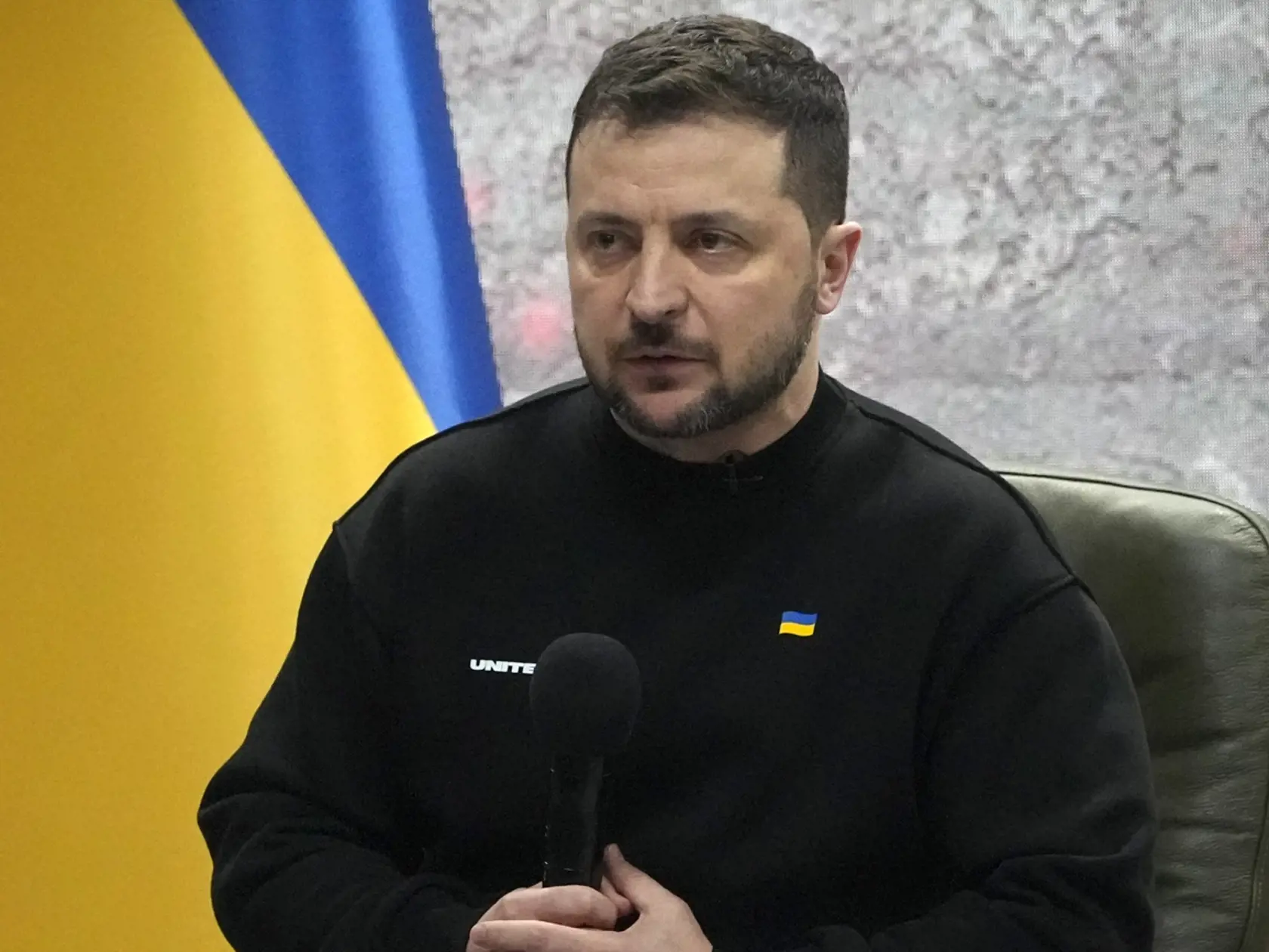Ukrajinský prezident Volodymyr Zelenskyj hovorí počas tlačovej konferencie k prvému výročiu ruslek invázii na Ukrajine, 24. februára 2023 v Kyjeve.
