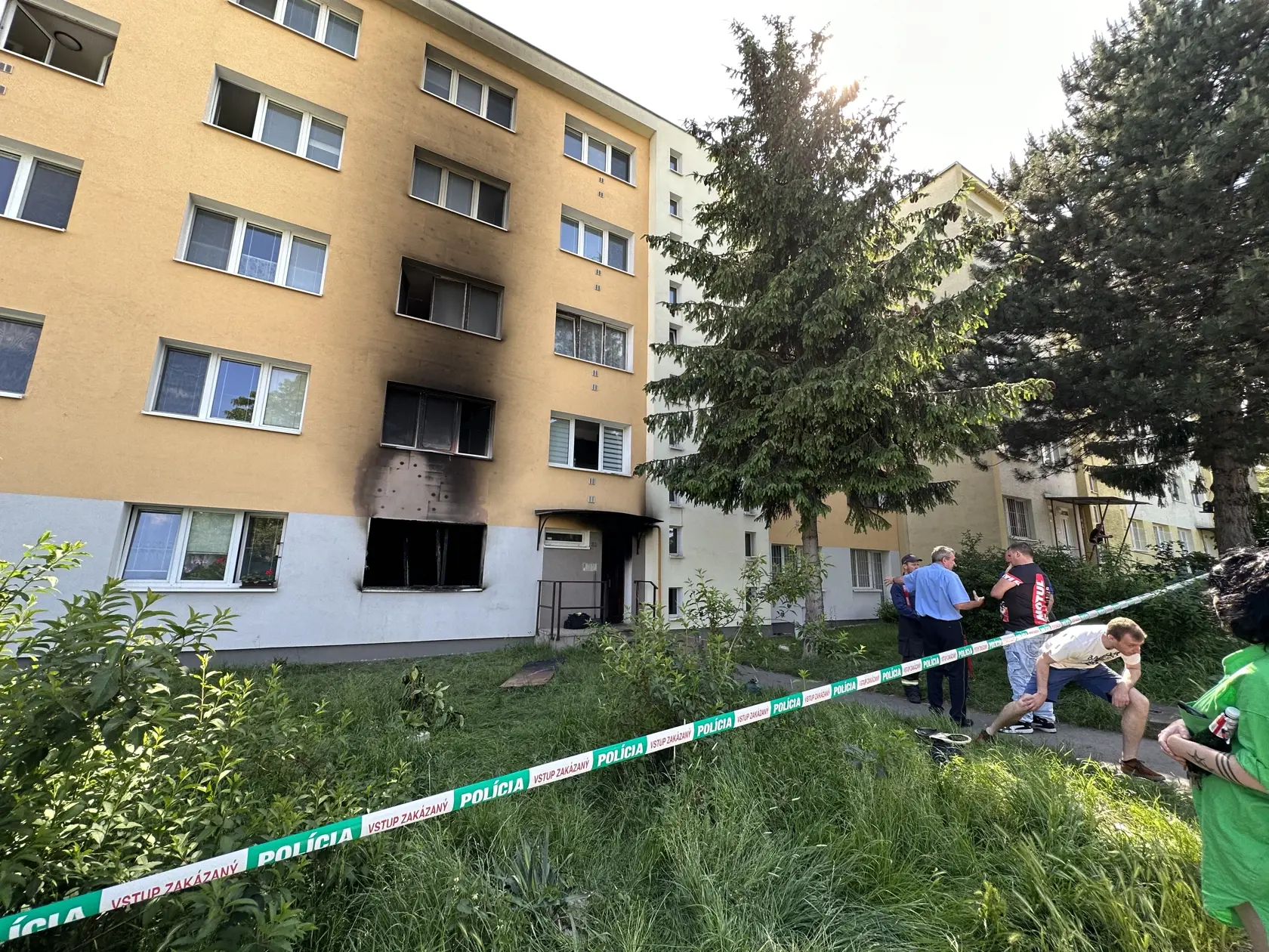 V čase, keď vtrhol do horiaceho bytu sused, cez okno vyskakovali dvaja muži. 28-ročný mal okrem popálenín na tele aj zakrvavenú tvár.