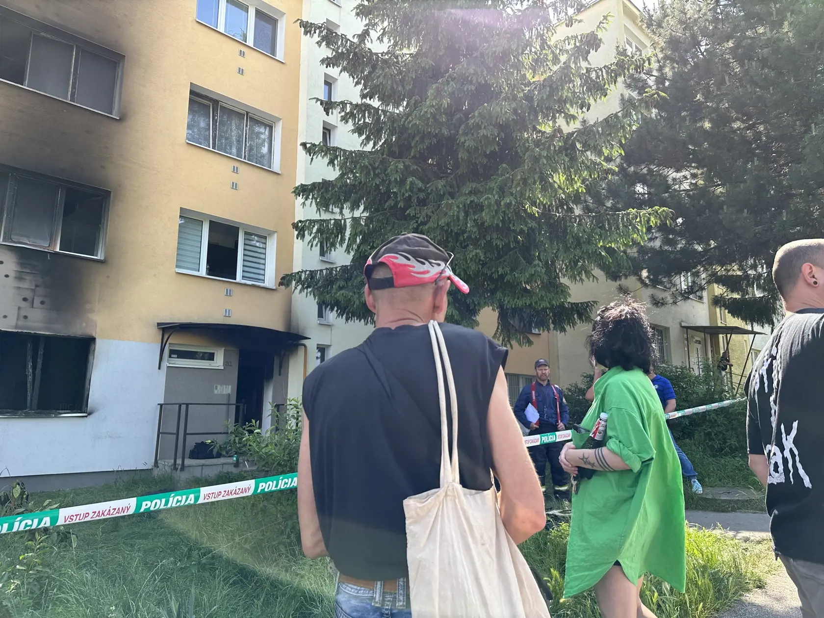 V čase, keď vtrhol do horiaceho bytu sused, cez okno vyskakovali dvaja muži. 28-ročný mal okrem popálenín na tele aj zakrvavenú tvár.