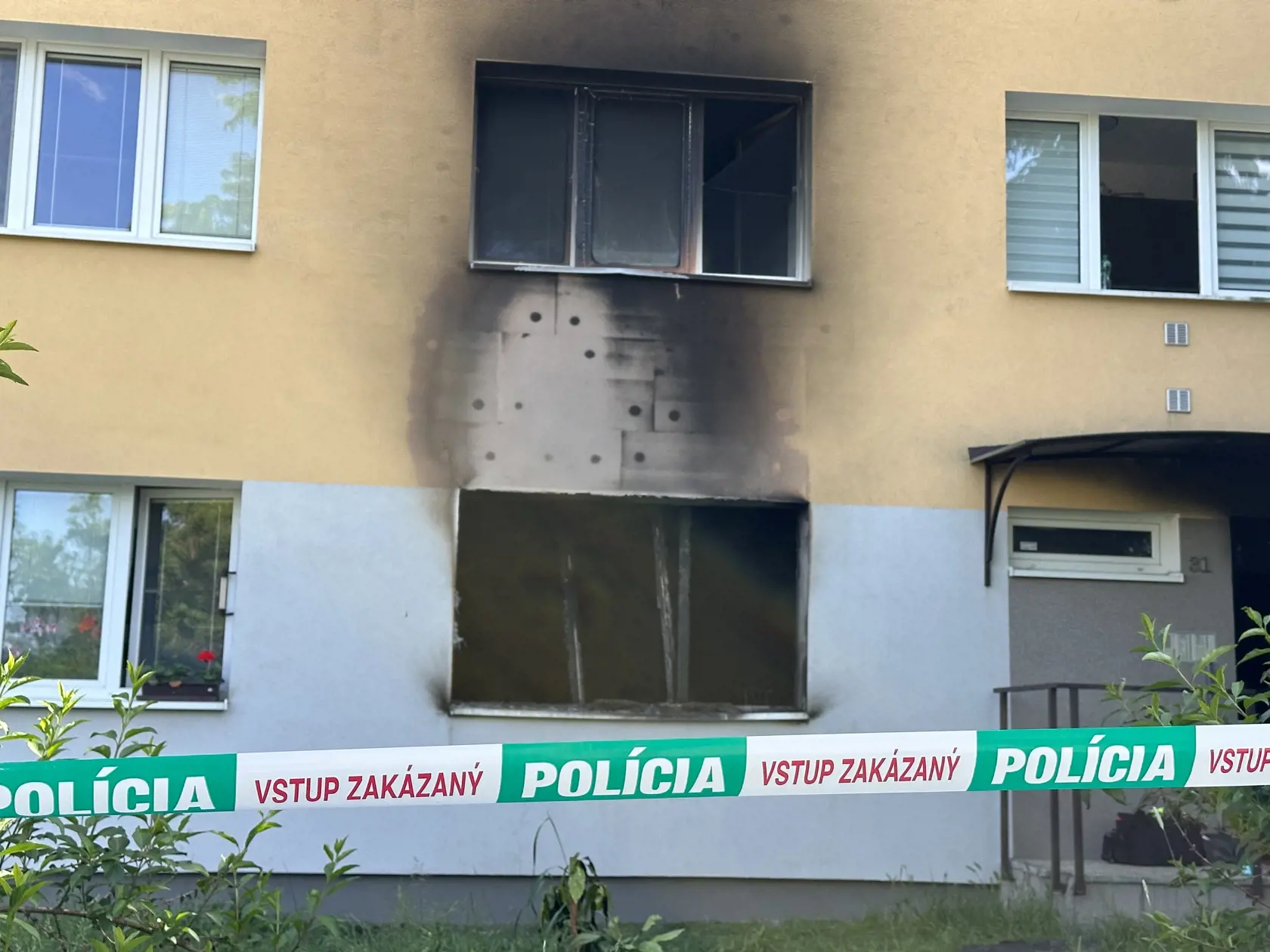 V čase, keď vtrhol do horiaceho bytu sused, cez okno vyskakovali dvaja muži. 28-ročný mal okrem popálenín na tele aj zakrvavenú tvár.