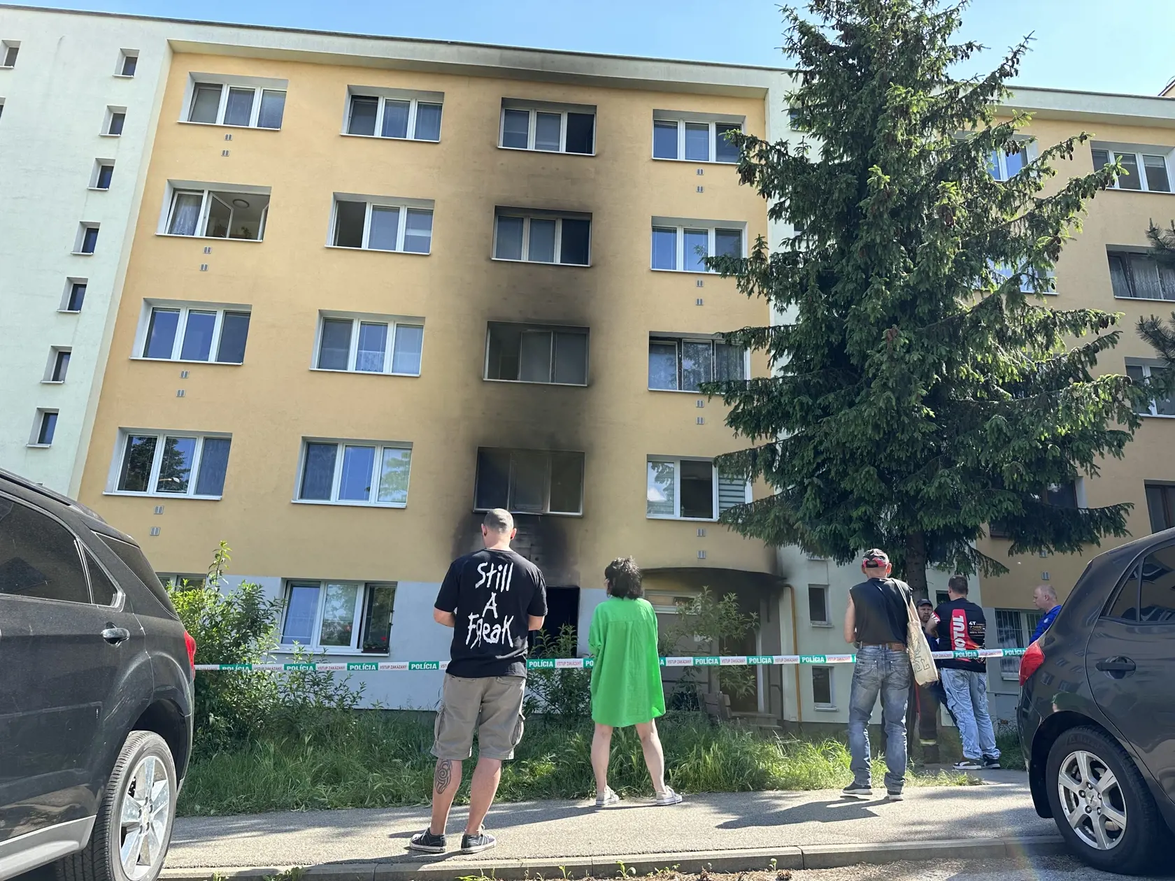 Sused v osudné dopoludnie počul cez okno problémového bytu vyhrážky jedného z mužov, keď bol so psom von. „Kričal na toho staršieho, že to tu celé podpáli, aj sa tam bili, fackovali.“