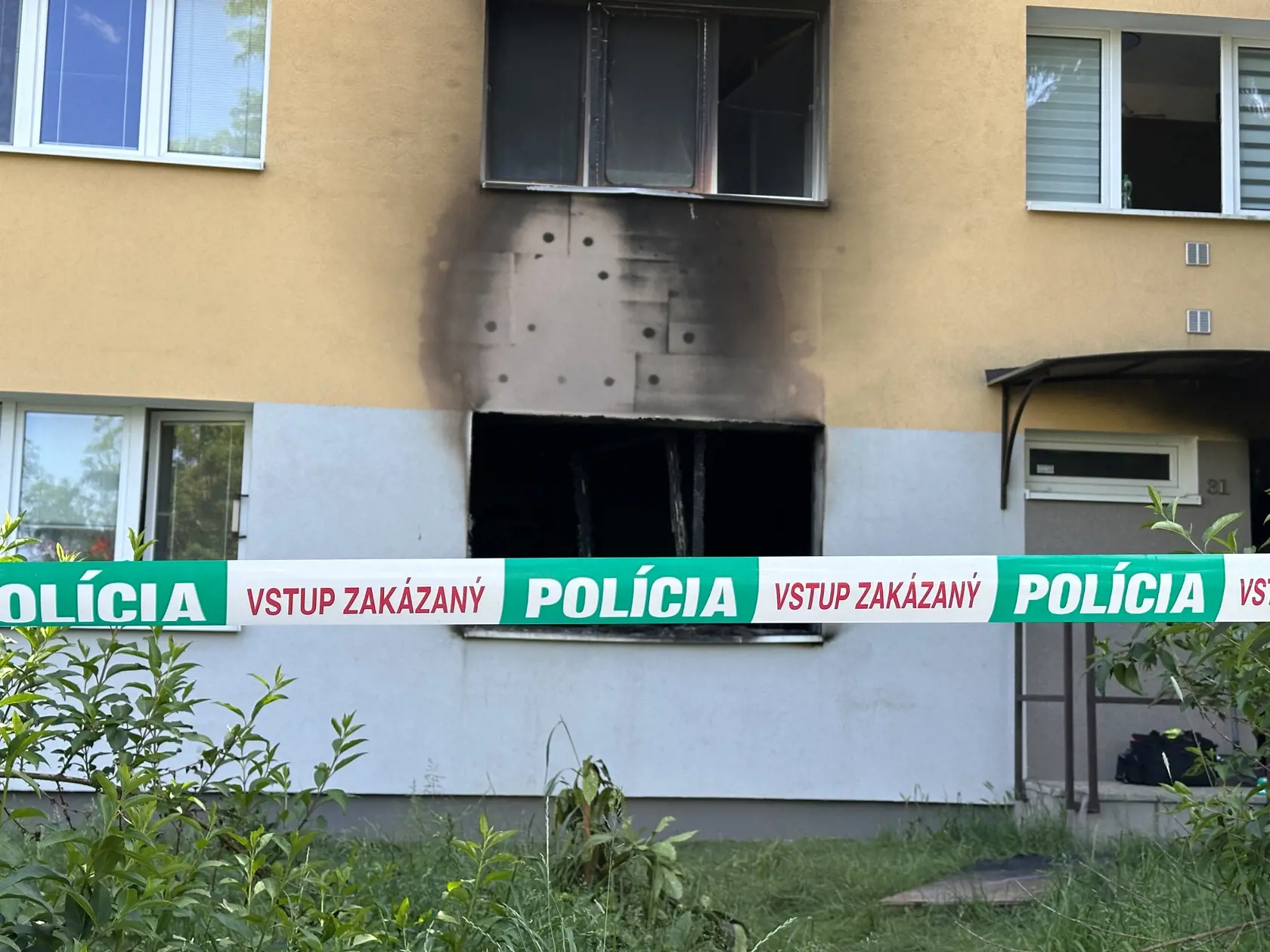 Meno majiteľa bytu ani poriadne nepoznali, vraj ho volali Pali. Susedom stačilo, že poznajú, čo je to žiť v hluku a obavách z ďalšieho dňa.