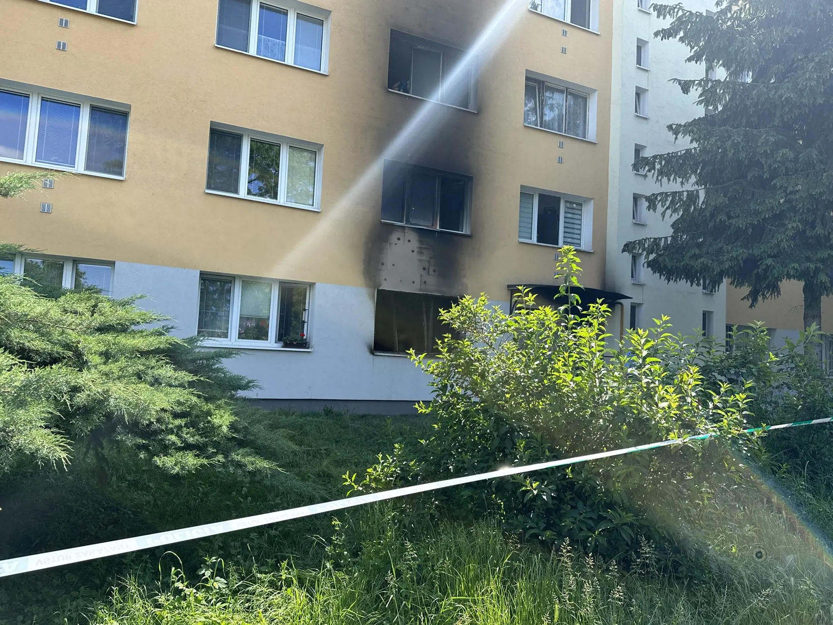 „Všetci asociáli a alkoholici sem chodili. Neustále sme volali políciu na nich, bol tu krik, neporiadok,“ hovorí jedna z obyvateliek bytovky.