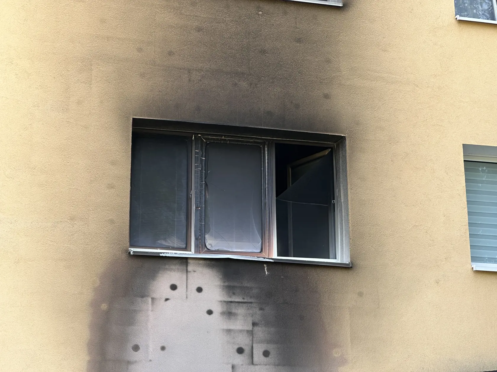 Meno majiteľa bytu ani poriadne nepoznali, vraj ho volali Pali. Susedom stačilo, že poznajú, čo je to žiť v hluku a obavách z ďalšieho dňa.