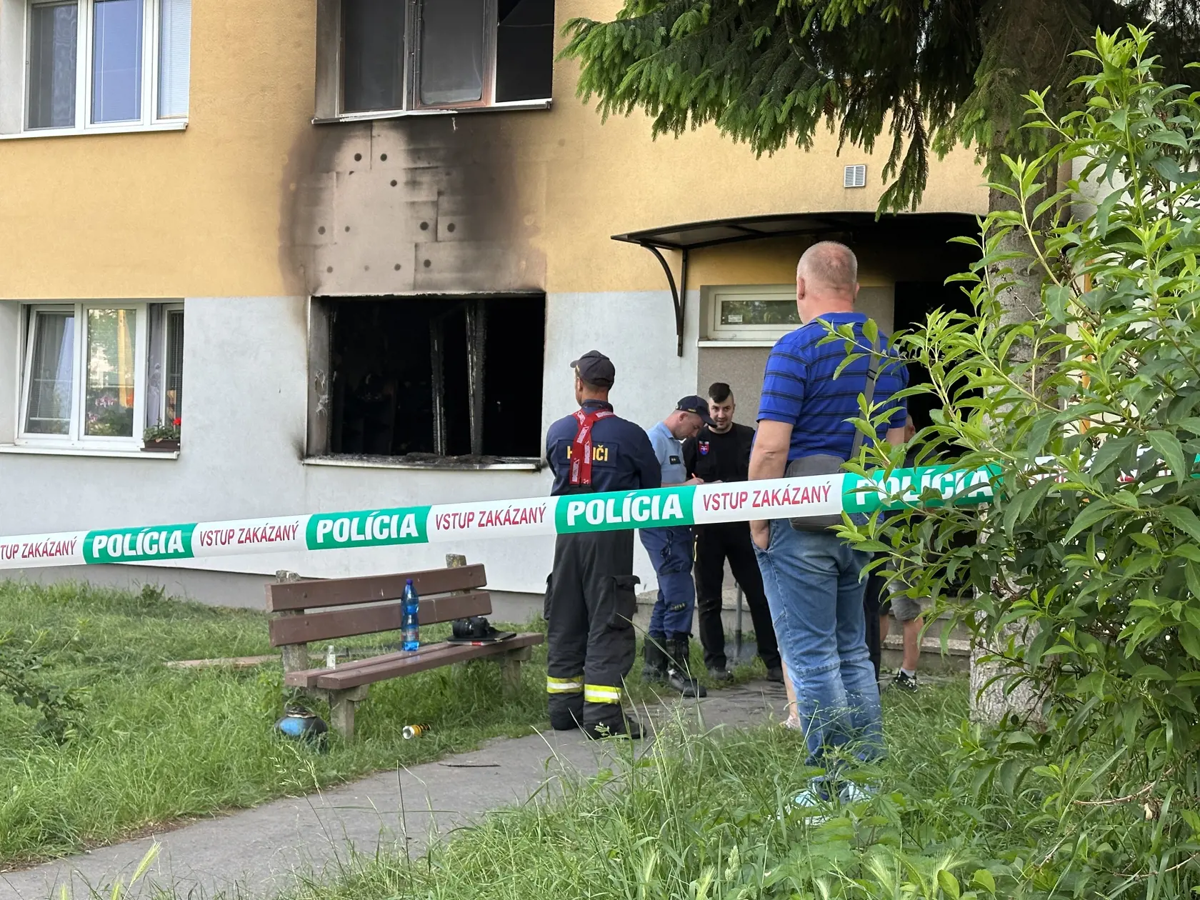 Sused v osudné dopoludnie počul cez okno problémového bytu vyhrážky jedného z mužov, keď bol so psom von. „Kričal na toho staršieho, že to tu celé podpáli, aj sa tam bili, fackovali.“