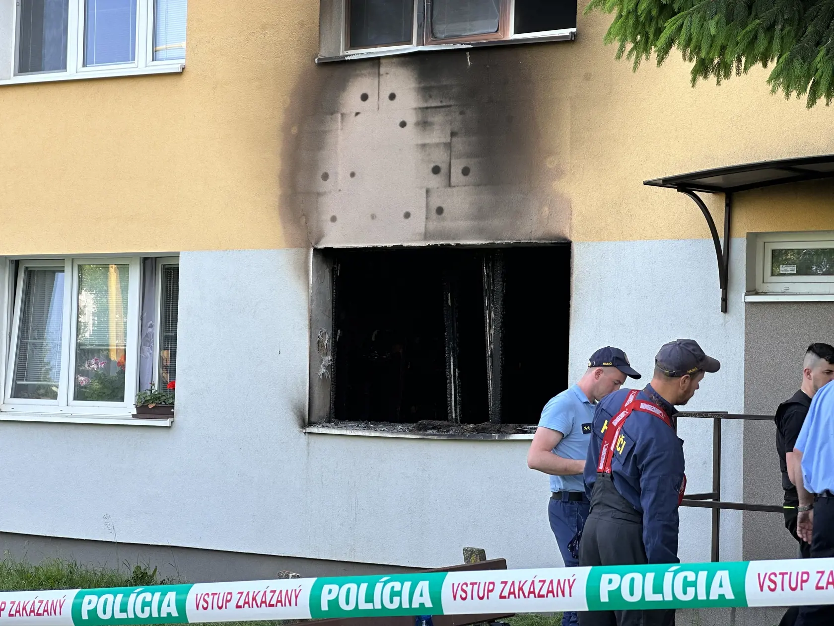 V čase, keď vtrhol do horiaceho bytu sused, cez okno vyskakovali dvaja muži. 28-ročný mal okrem popálenín na tele aj zakrvavenú tvár.