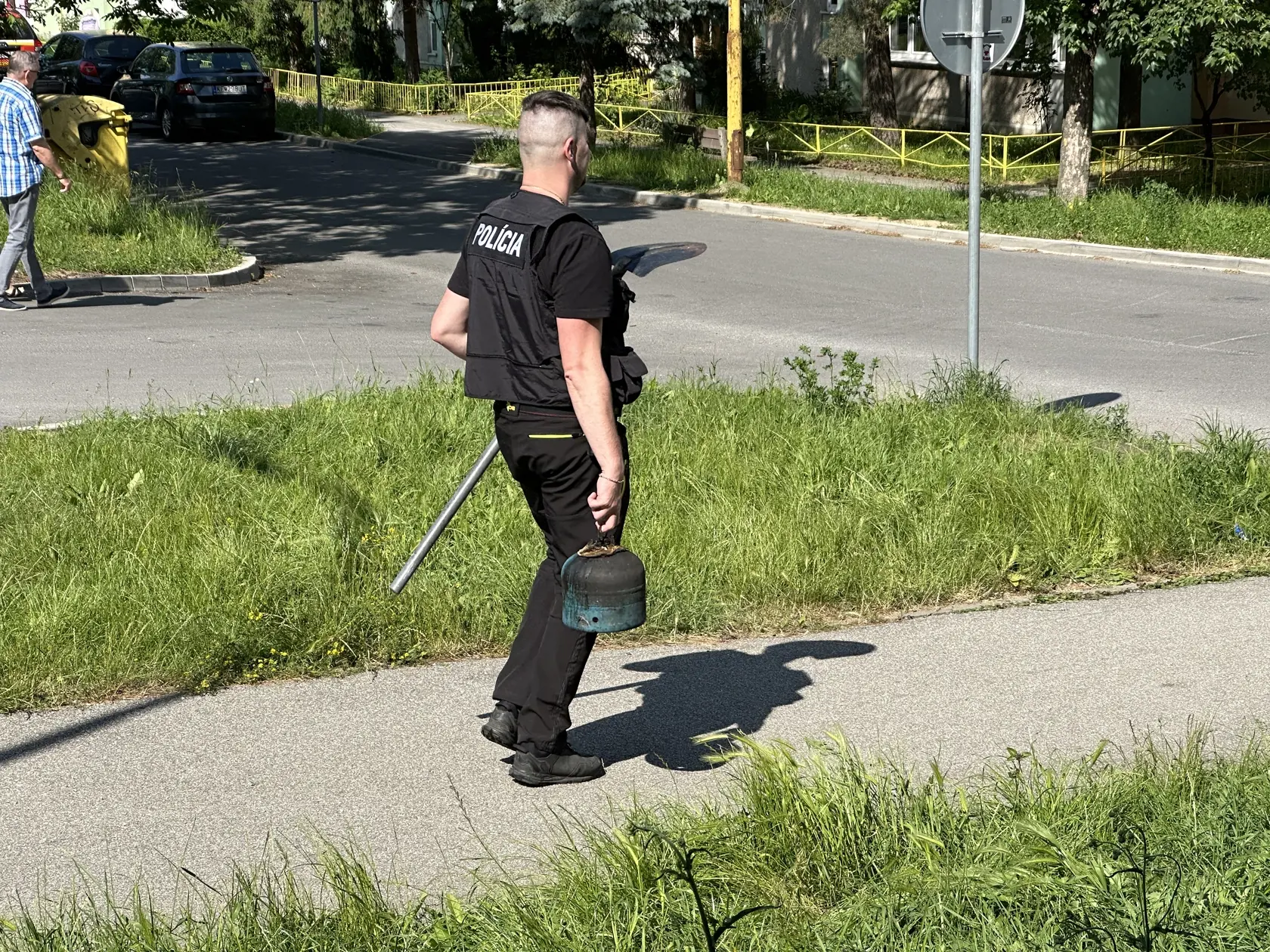„Všetci asociáli a alkoholici sem chodili. Neustále sme volali políciu na nich, bol tu krik, neporiadok,“ hovorí jedna z obyvateliek bytovky.