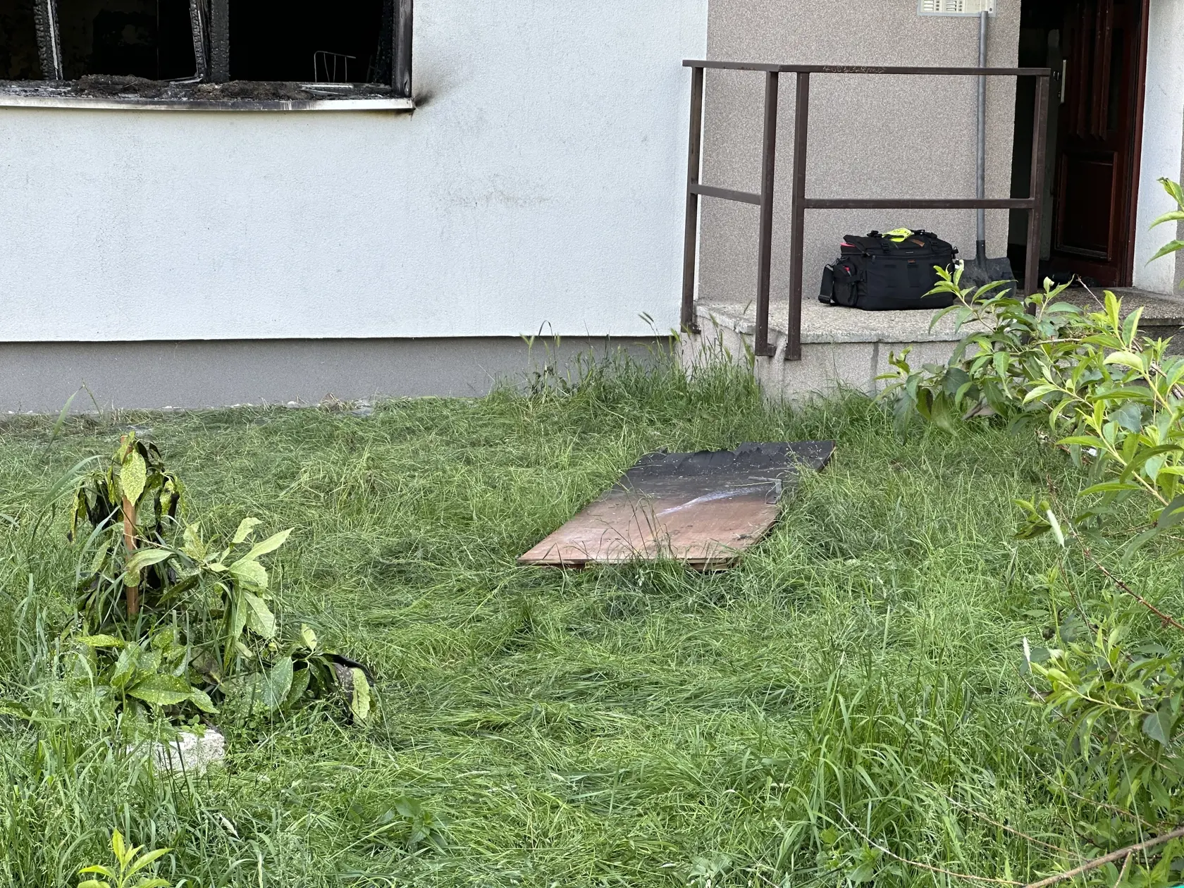 „Všetci asociáli a alkoholici sem chodili. Neustále sme volali políciu na nich, bol tu krik, neporiadok,“ hovorí jedna z obyvateliek bytovky.