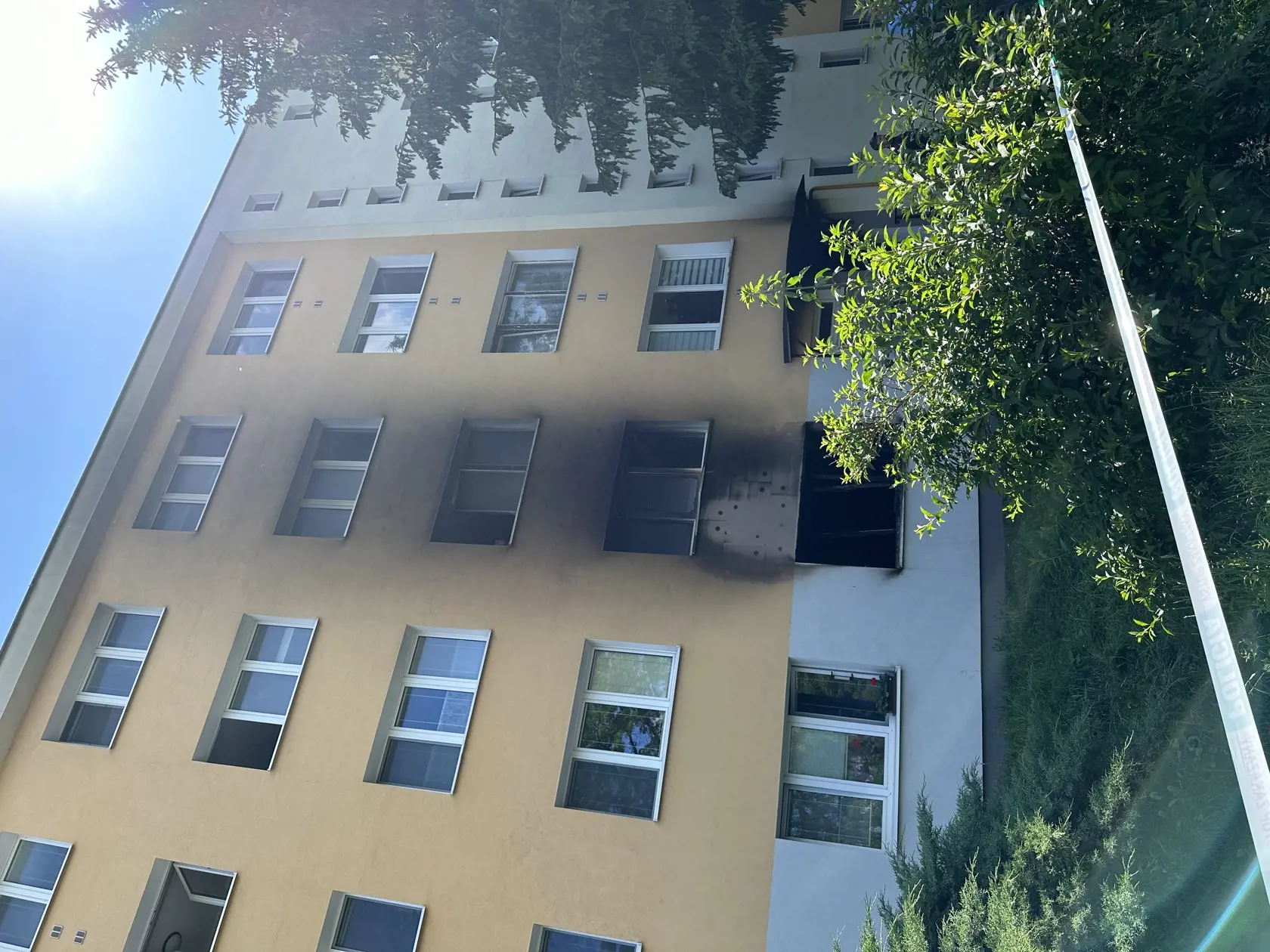 Meno majiteľa bytu ani poriadne nepoznali, vraj ho volali Pali. Susedom stačilo, že poznajú, čo je to žiť v hluku a obavách z ďalšieho dňa.