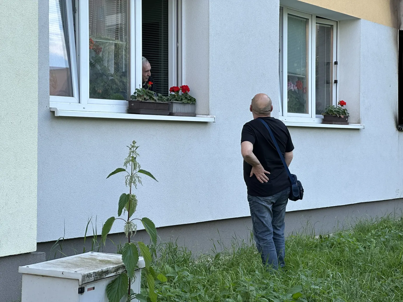 Meno majiteľa bytu ani poriadne nepoznali, vraj ho volali Pali. Susedom stačilo, že poznajú, čo je to žiť v hluku a obavách z ďalšieho dňa.