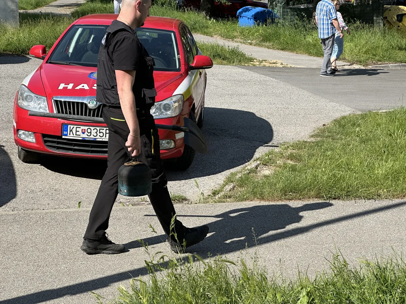 Meno majiteľa bytu ani poriadne nepoznali, vraj ho volali Pali. Susedom stačilo, že poznajú, čo je to žiť v hluku a obavách z ďalšieho dňa.