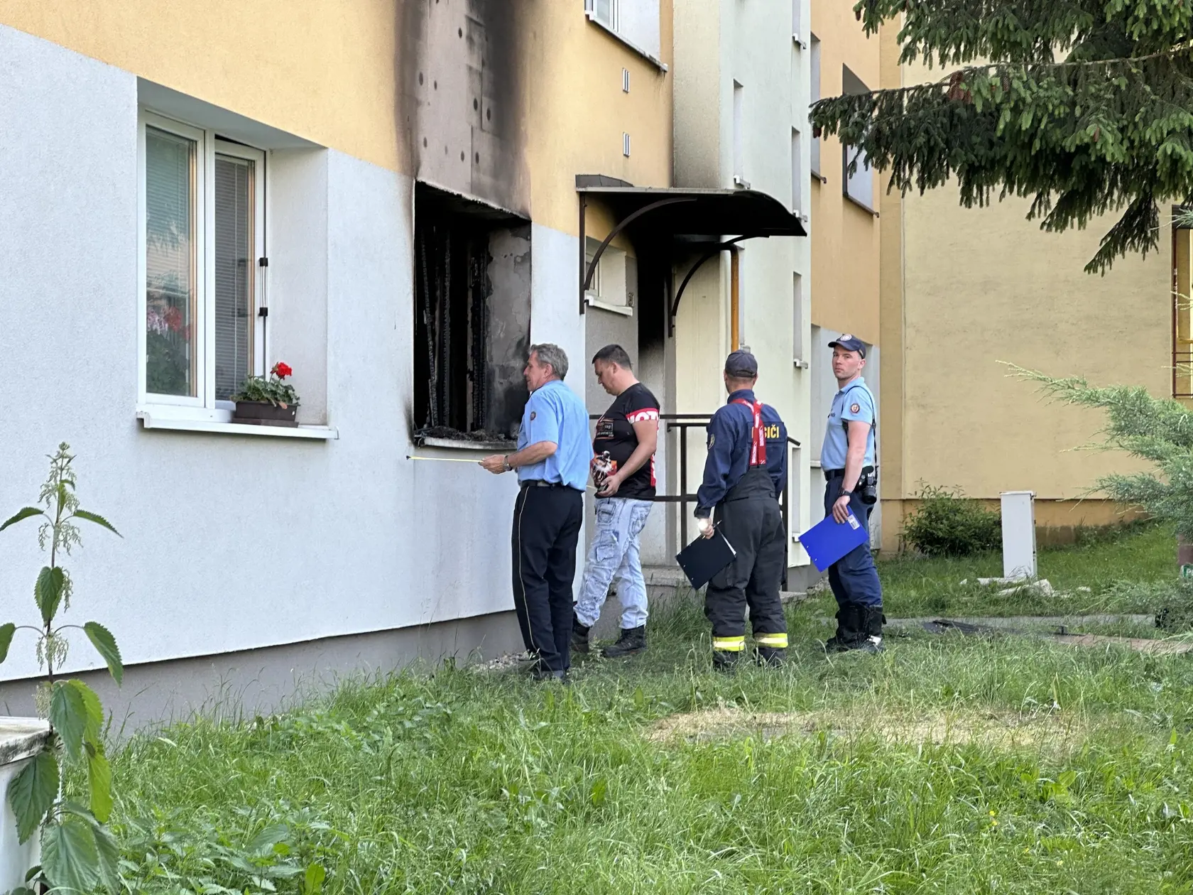 Sused v osudné dopoludnie počul cez okno problémového bytu vyhrážky jedného z mužov, keď bol so psom von. „Kričal na toho staršieho, že to tu celé podpáli, aj sa tam bili, fackovali.“