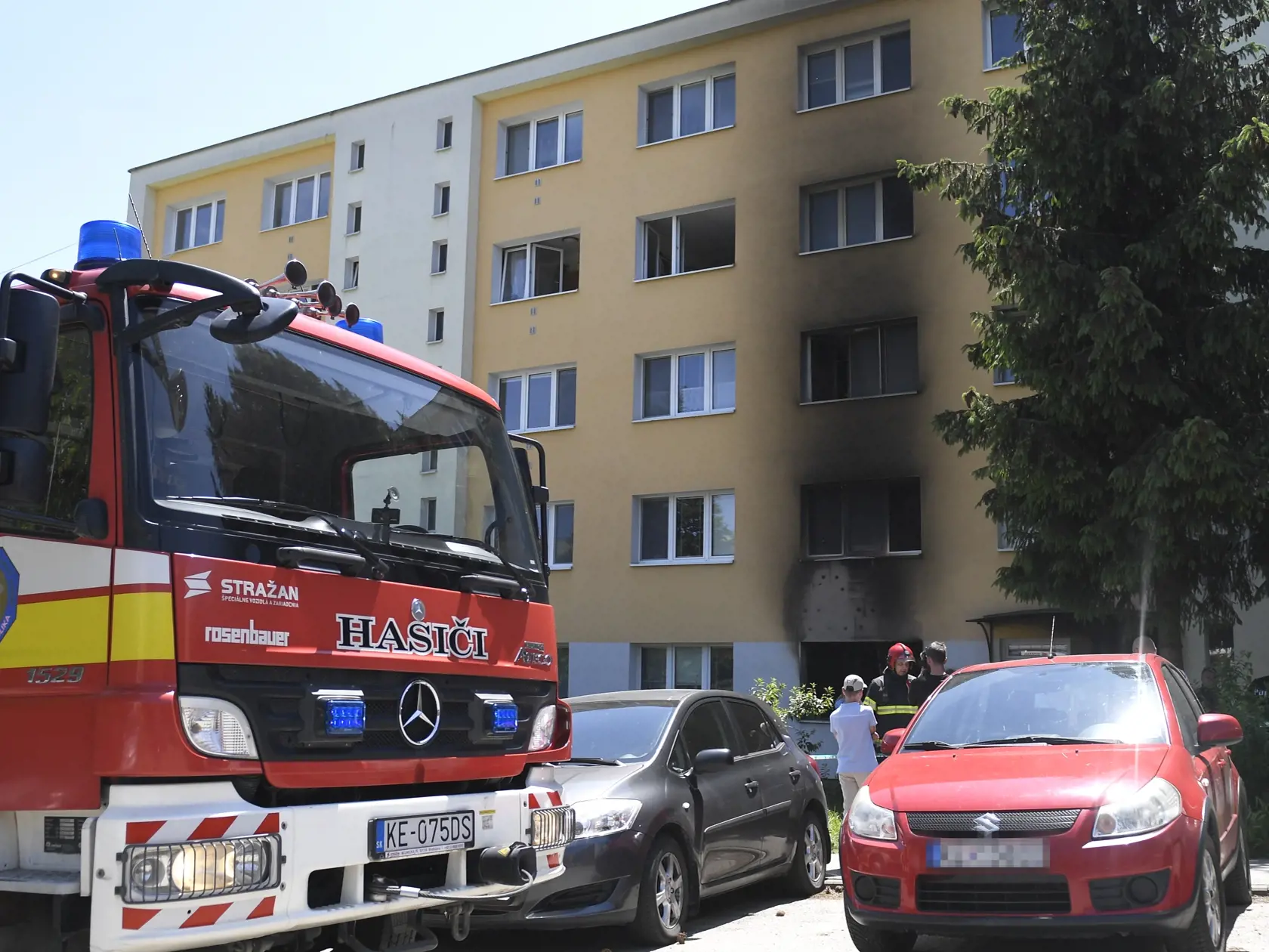 Na snímke byt po požiari na Ulici Slobody v Košiciach v nedeľu 4. júna 2023. Jedna osoba prišla o život a dvoch ľudí v bezvedomí previezli do nemocnice v súvislosti s nedeľným požiarom. FOTO TASR – František Iván