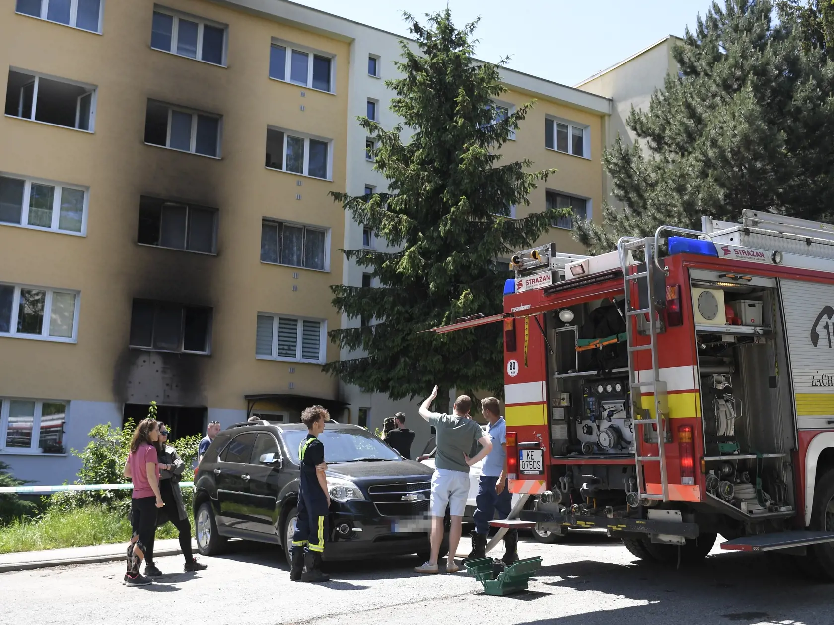 Na snímke byt po požiari na Ulici Slobody v Košiciach v nedeľu 4. júna 2023. Jedna osoba prišla o život a dvoch ľudí v bezvedomí previezli do nemocnice v súvislosti s nedeľným požiarom. FOTO TASR – František Iván