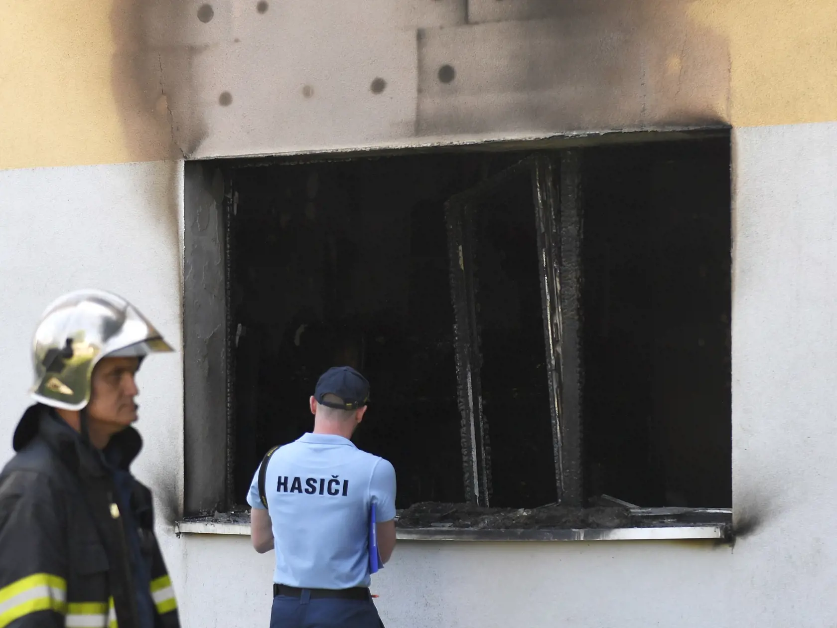 Na snímke byt po požiari na Ulici Slobody v Košiciach v nedeľu 4. júna 2023. Jedna osoba prišla o život a dvoch ľudí v bezvedomí previezli do nemocnice v súvislosti s nedeľným požiarom. FOTO TASR – František Iván