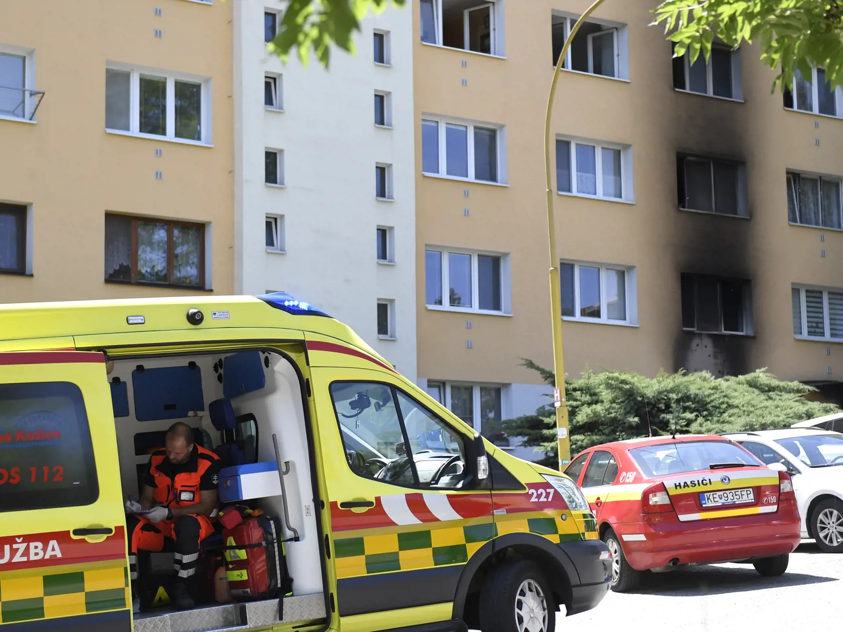 Na snímke byt po požiari na Ulici Slobody v Košiciach v nedeľu 4. júna 2023. Jedna osoba prišla o život a dvoch ľudí v bezvedomí previezli do nemocnice v súvislosti s nedeľným požiarom. FOTO TASR – František Iván