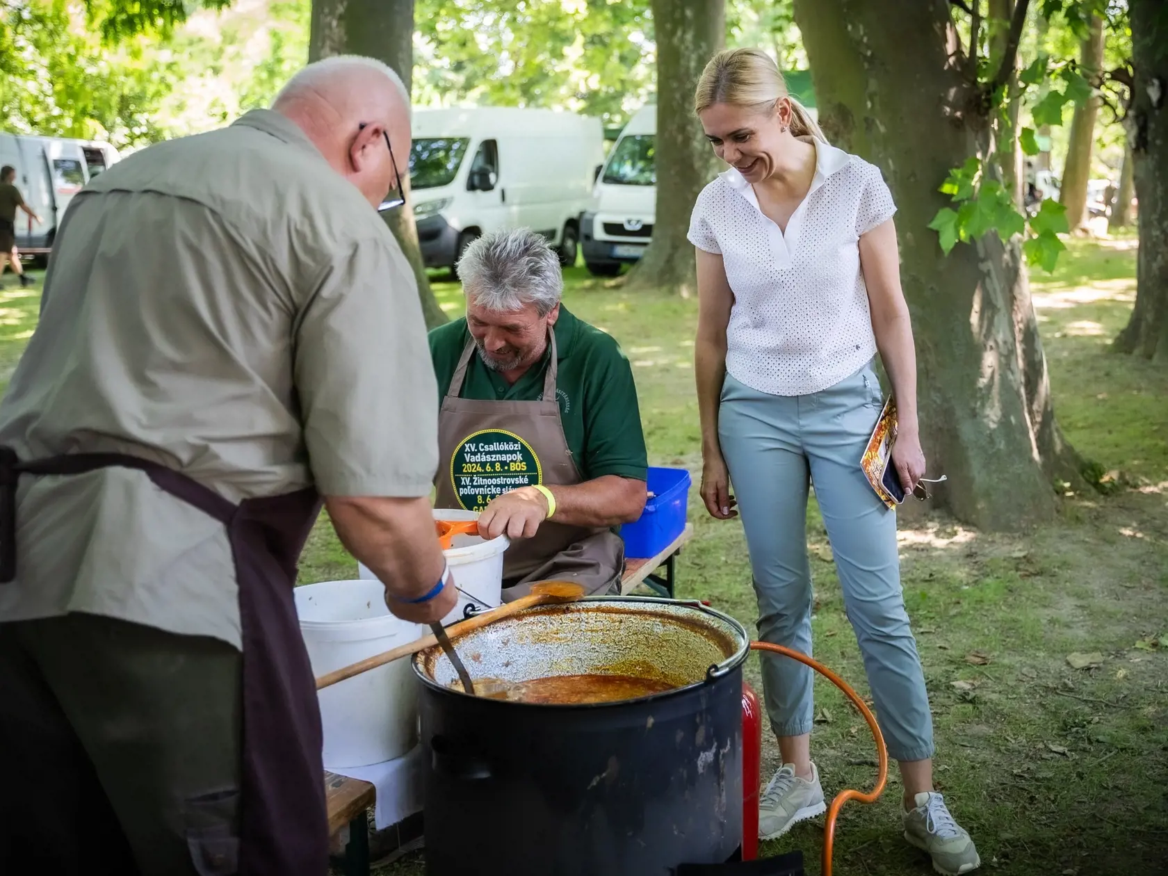Najnovšie zábery Denisy Sakovej, na ktorých doslova žiari v spoločnosti mužov.