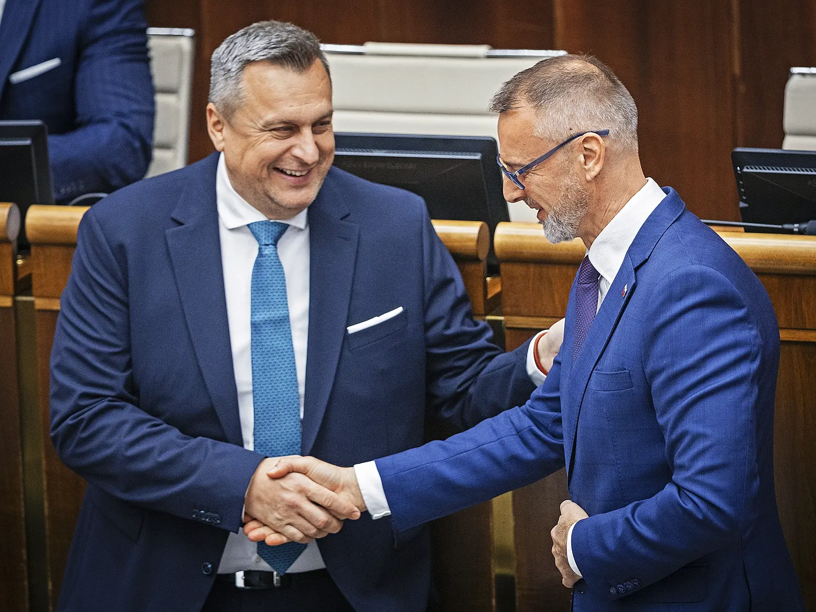 Líder národniarov prijal Rašiho so širokým úsmevom.