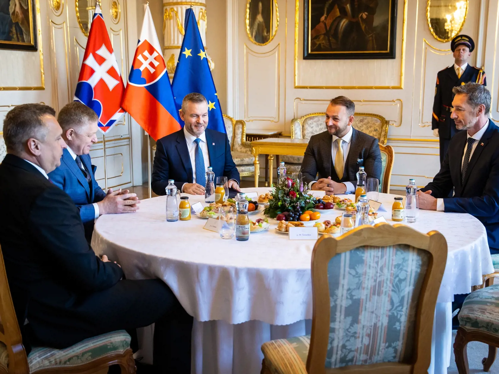 Stretnutie politických strán k zahraničnopolitickej orientácii Slovenska s prezidentom SR v prezidentskom paláci. Na snímke sú zľava Andrej Danko, predseda vlády SR Robert Fico, prezident SR Peter Pellegrini, minister vnútra Matúš Šutaj Eštok a Milan Majerský.