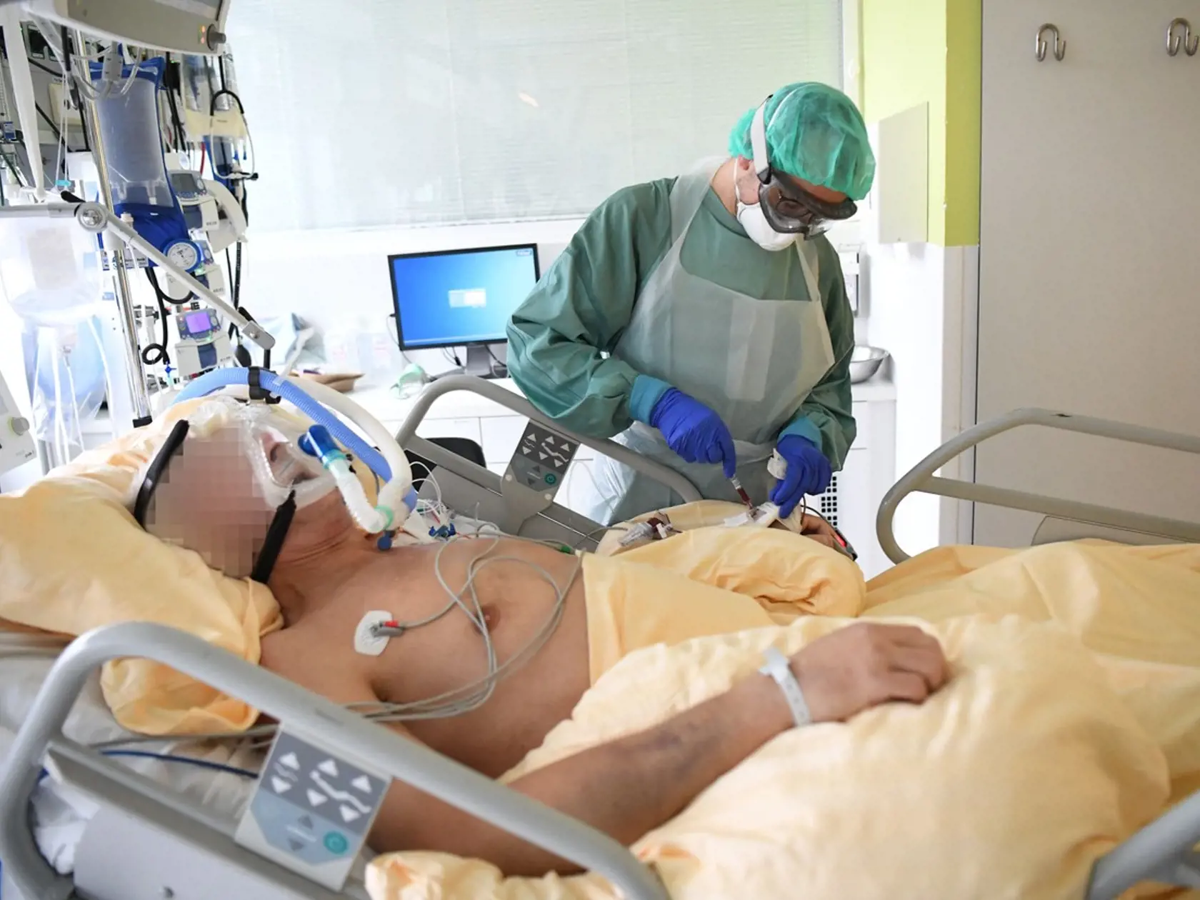 Očkovanie dvoma dávkami vakcíny znižuje riziko hospitalizácie a úmrtí na covid-19 u ľudí nad 50 rokov o 90 percent.