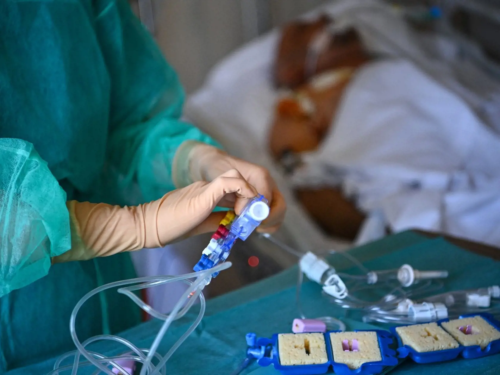 Očkovanie dvoma dávkami vakcíny znižuje riziko hospitalizácie a úmrtí na covid-19 u ľudí nad 50 rokov o 90 percent.