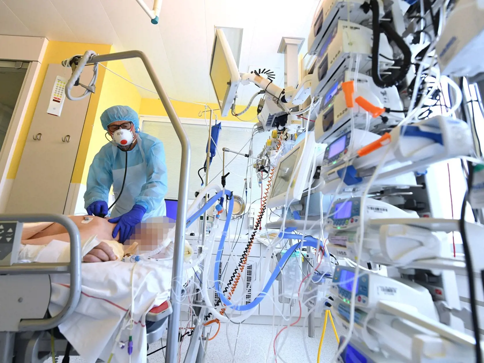 Očkovanie dvoma dávkami vakcíny znižuje riziko hospitalizácie a úmrtí na covid-19 u ľudí nad 50 rokov o 90 percent.