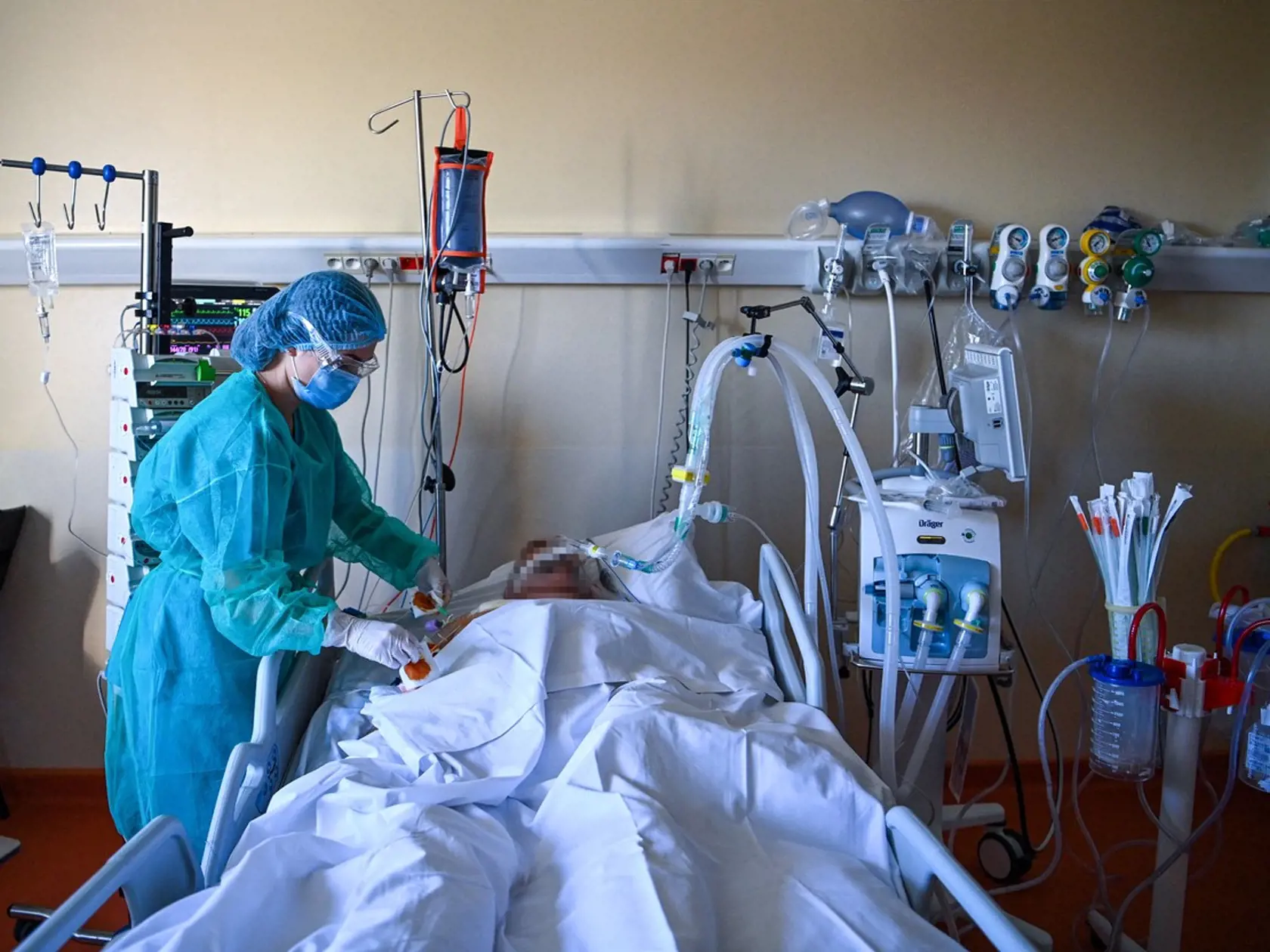 Očkovanie dvoma dávkami vakcíny znižuje riziko hospitalizácie a úmrtí na covid-19 u ľudí nad 50 rokov o 90 percent.