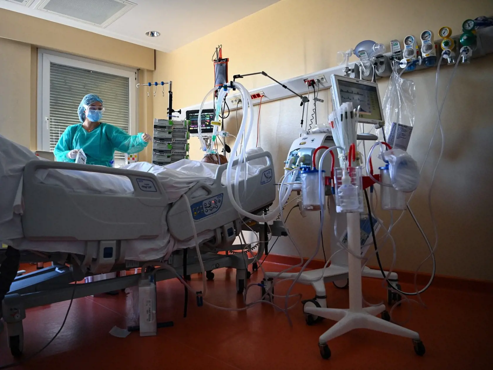 Očkovanie dvoma dávkami vakcíny znižuje riziko hospitalizácie a úmrtí na covid-19 u ľudí nad 50 rokov o 90 percent.