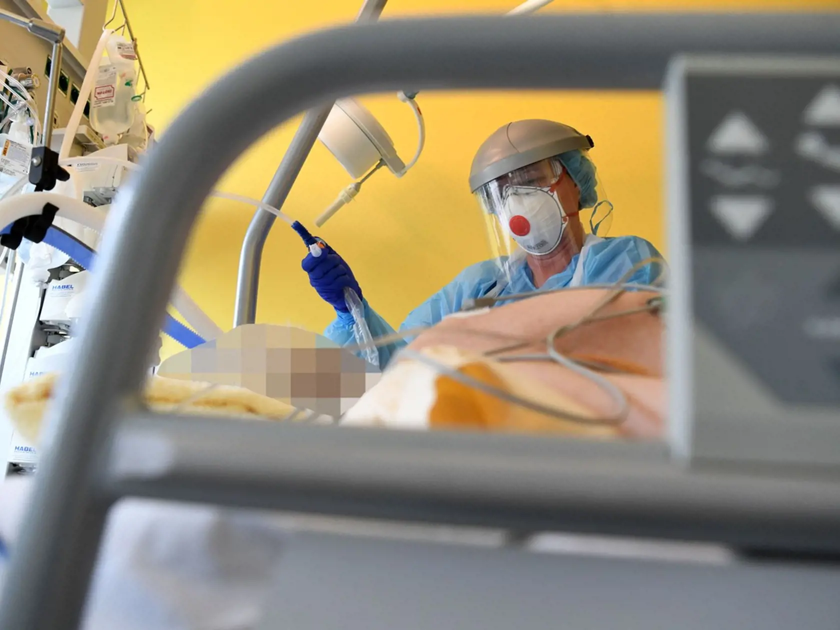 Očkovanie dvoma dávkami vakcíny znižuje riziko hospitalizácie a úmrtí na covid-19 u ľudí nad 50 rokov o 90 percent.