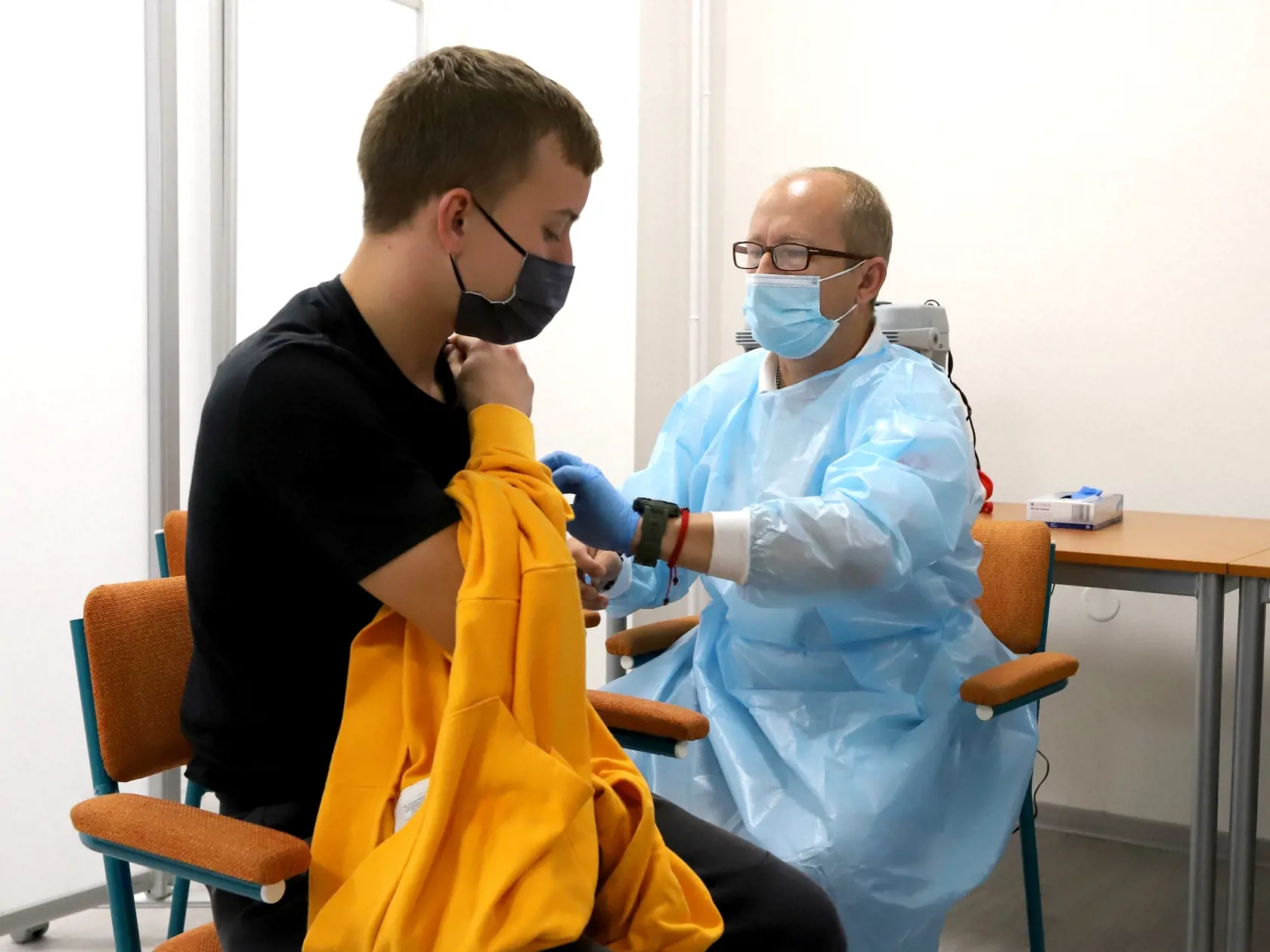 Odborníci zo Svetovej zdravotníckej organizácie (WHO) v pondelok odporučili posilňovaciu dávku vakcín proti ochoreniu COVID-19 schválených WHO pre ľudí s oslabeným imunitným systémom.
