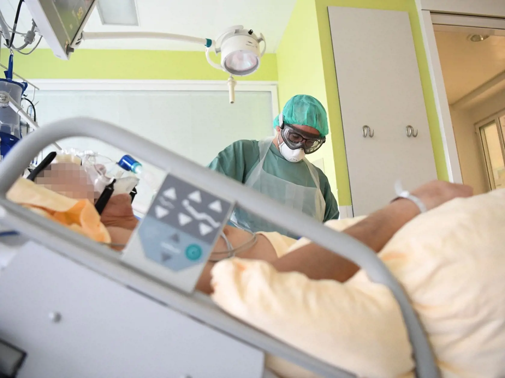 Očkovanie dvoma dávkami vakcíny znižuje riziko hospitalizácie a úmrtí na covid-19 u ľudí nad 50 rokov o 90 percent.