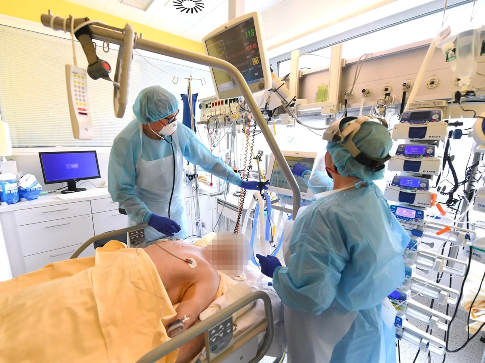 Očkovanie dvoma dávkami vakcíny znižuje riziko hospitalizácie a úmrtí na covid-19 u ľudí nad 50 rokov o 90 percent.