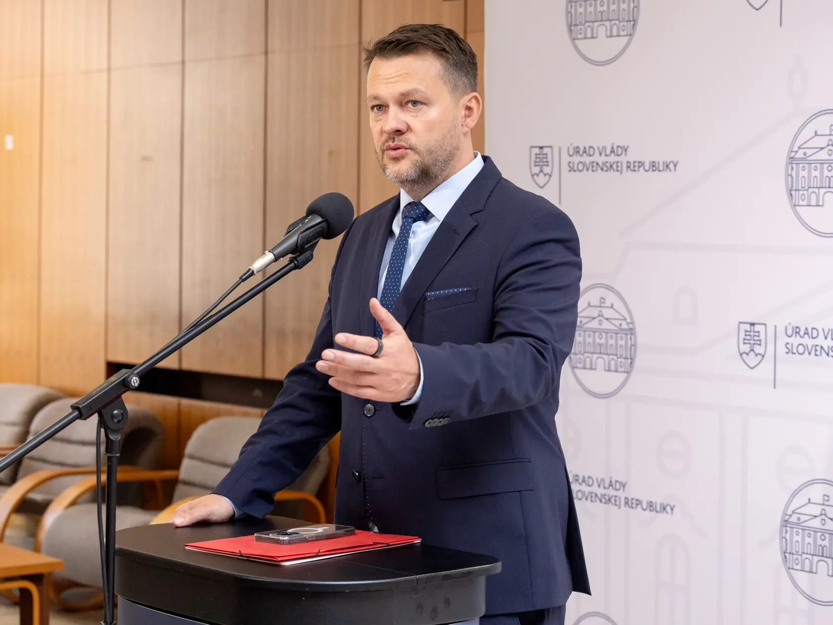 79. schôdza - Úrad vlády Slovenskej republiky. Na snímke je Samuel Migaľ, minister investícií, regionálneho rozvoja a informatizácie po skončení rokovania.