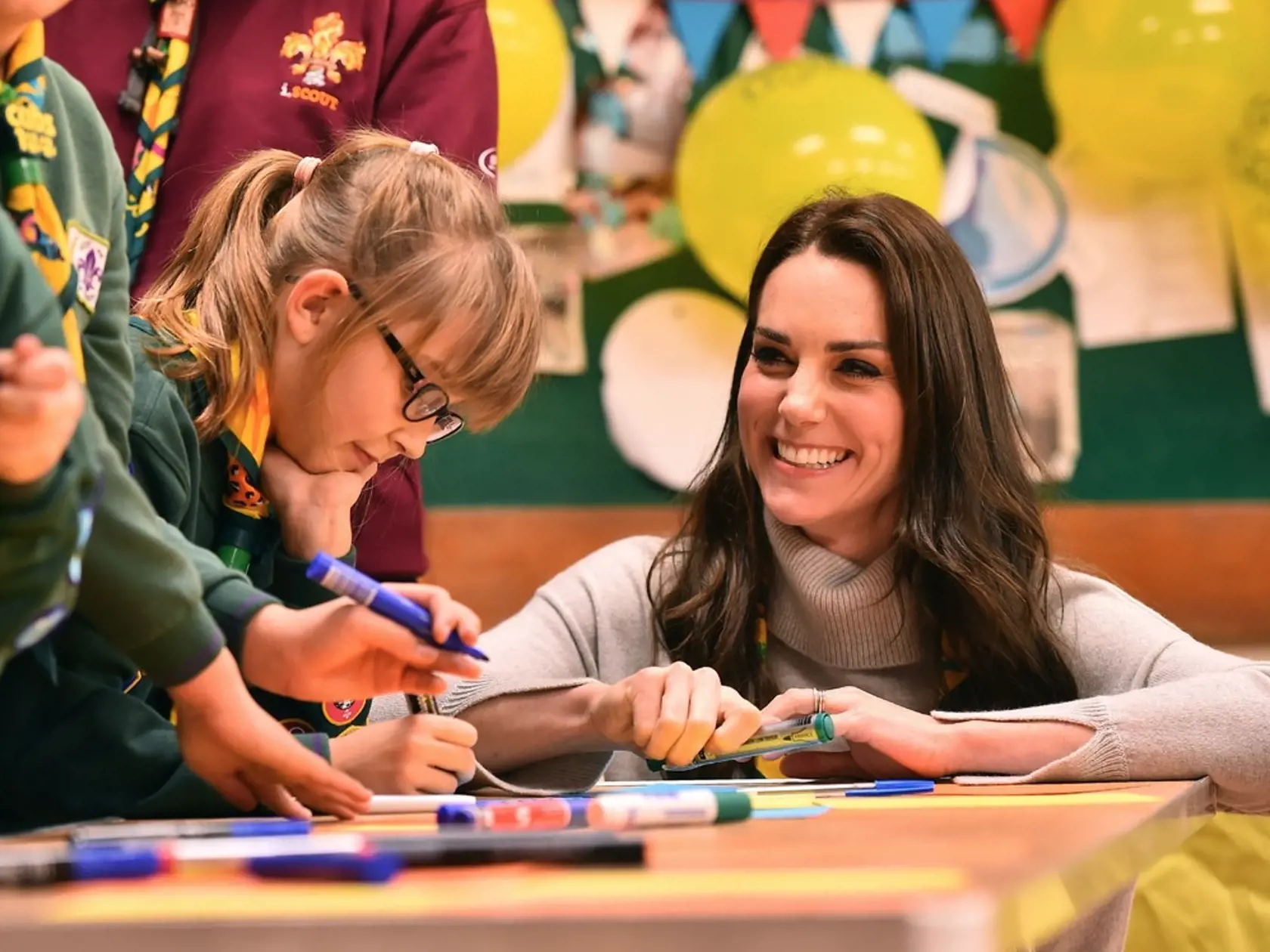 Kate vyfarbuje antistresové omaľovánky, aby čelila kráľovskému hnevu.