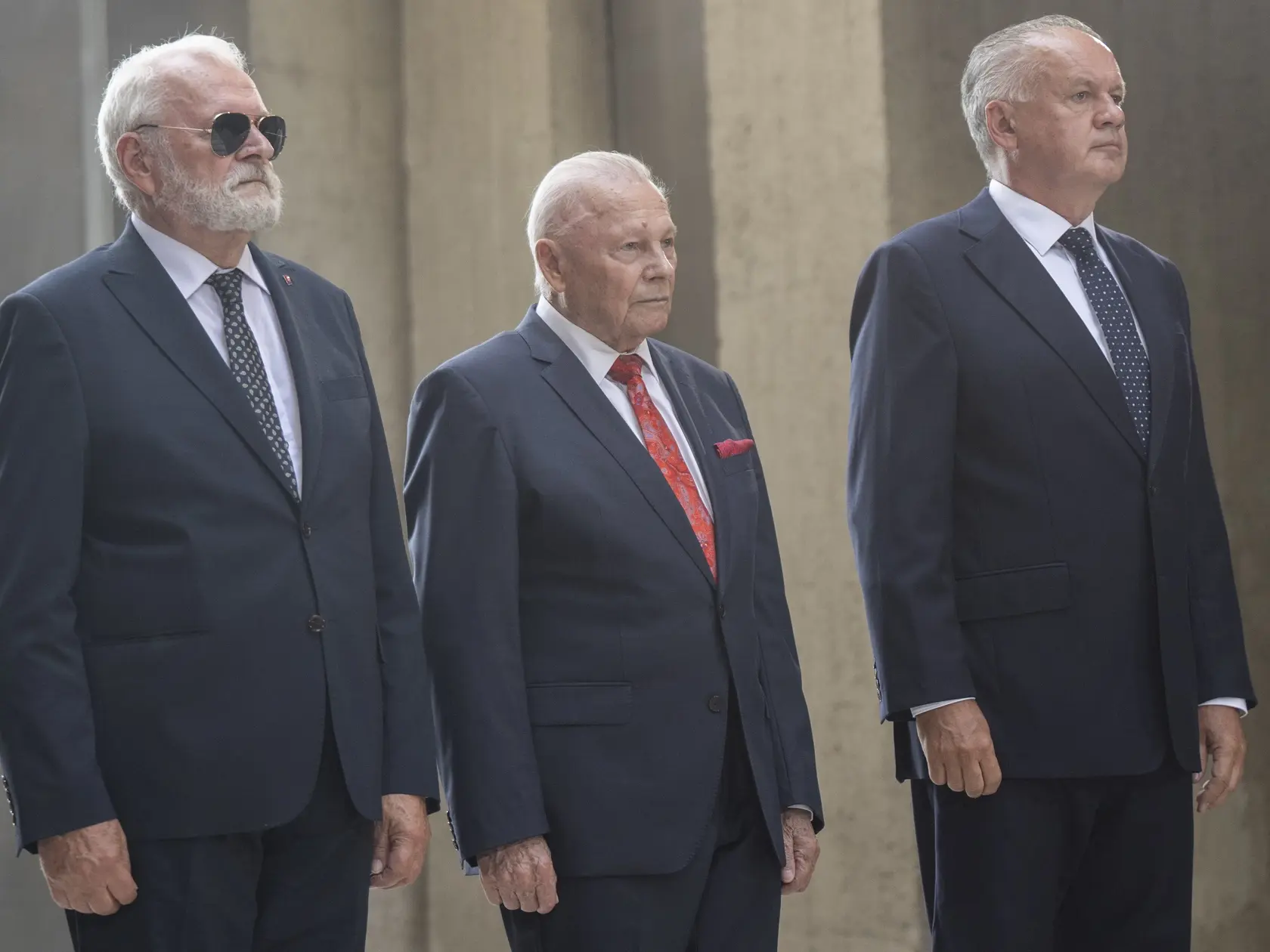 Na snímke bývalí prezidenti zľava Ivan Gašparovič, Rudolf Schuster a Andrej Kiska kladú veniec počas centrálnych osláv 80. výročia Slovenského národného povstania (SNP) v Banskej Bystrici vo štvrtok 29. augusta 2024. FOTO TASR - Martin Baumann