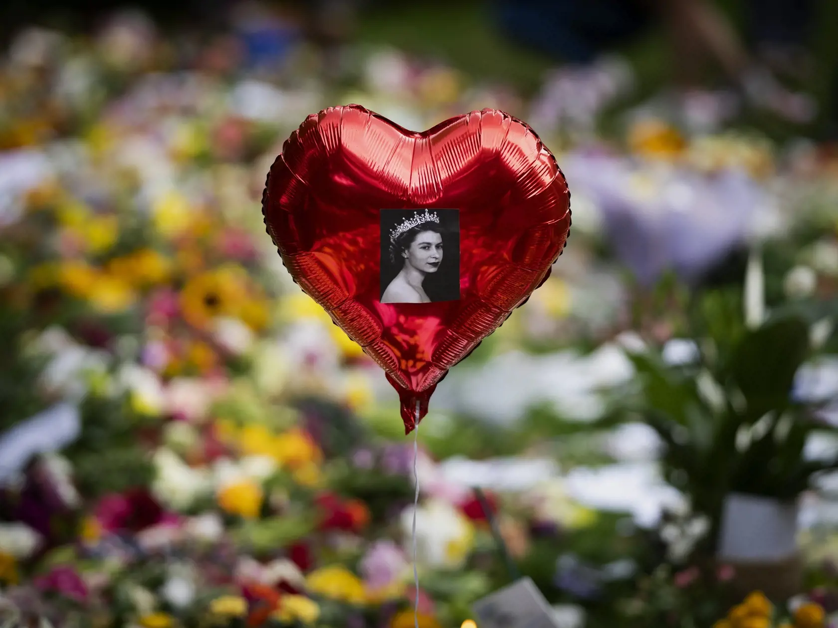 Na snímke balón so snímkou zosnulej britskej kráľovnej Alžbety II. pri pamätníku v The Green Park neďaleko Buckinghamského paláca v Londýne 10. septembra 2022.