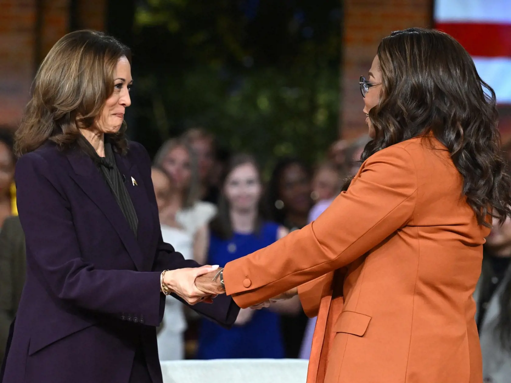 Kamala Harrisová počas podujatia "Jednotne pre Ameriku" s najznámejšou americkou televíznou moderátorkou Oprah Winfreyovou 20. septembra 2024.