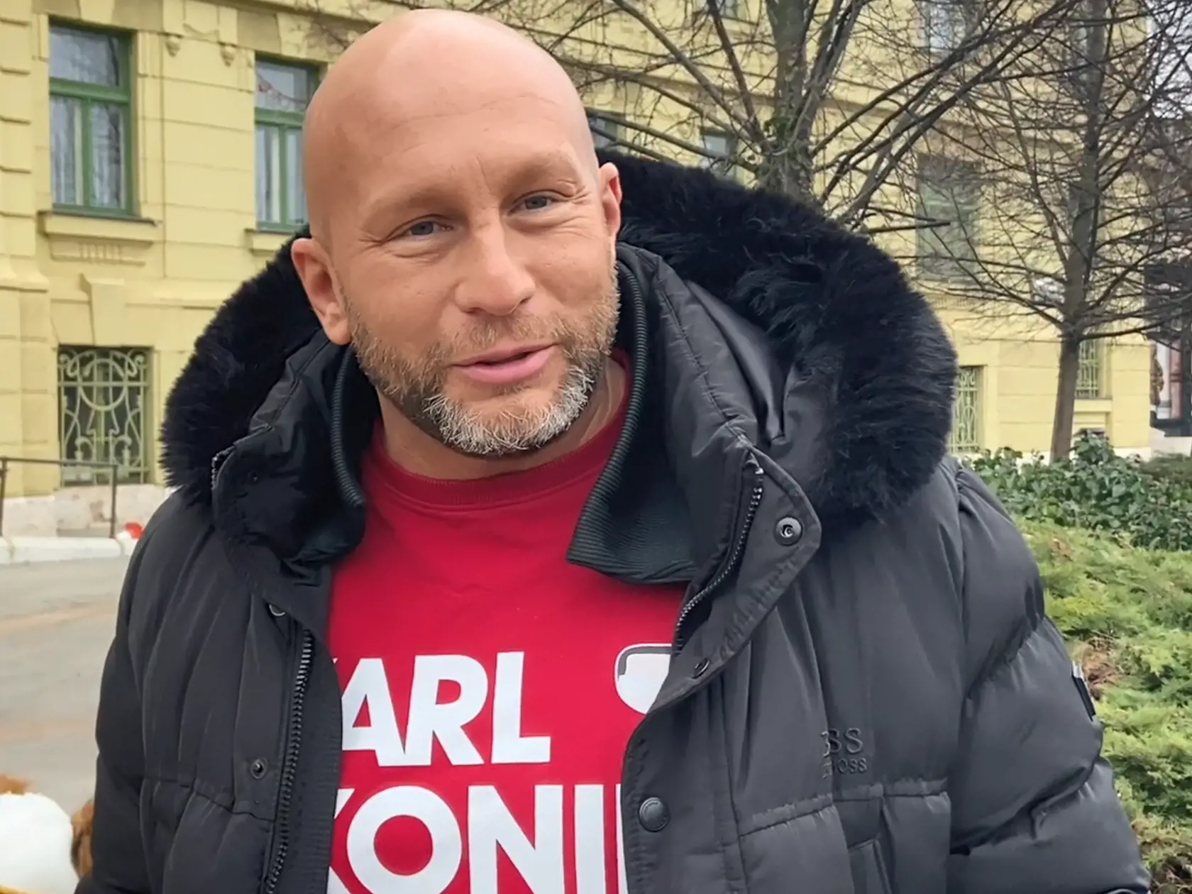Isté záležitosti potreboval vybaviť na úrade aj mestský poslanec Michal Djordjevič. Ironicky poznamenal, že je trápne ak sa občan nedokáže dostať k úradníkovi, ktorý je platený z jeho dani.