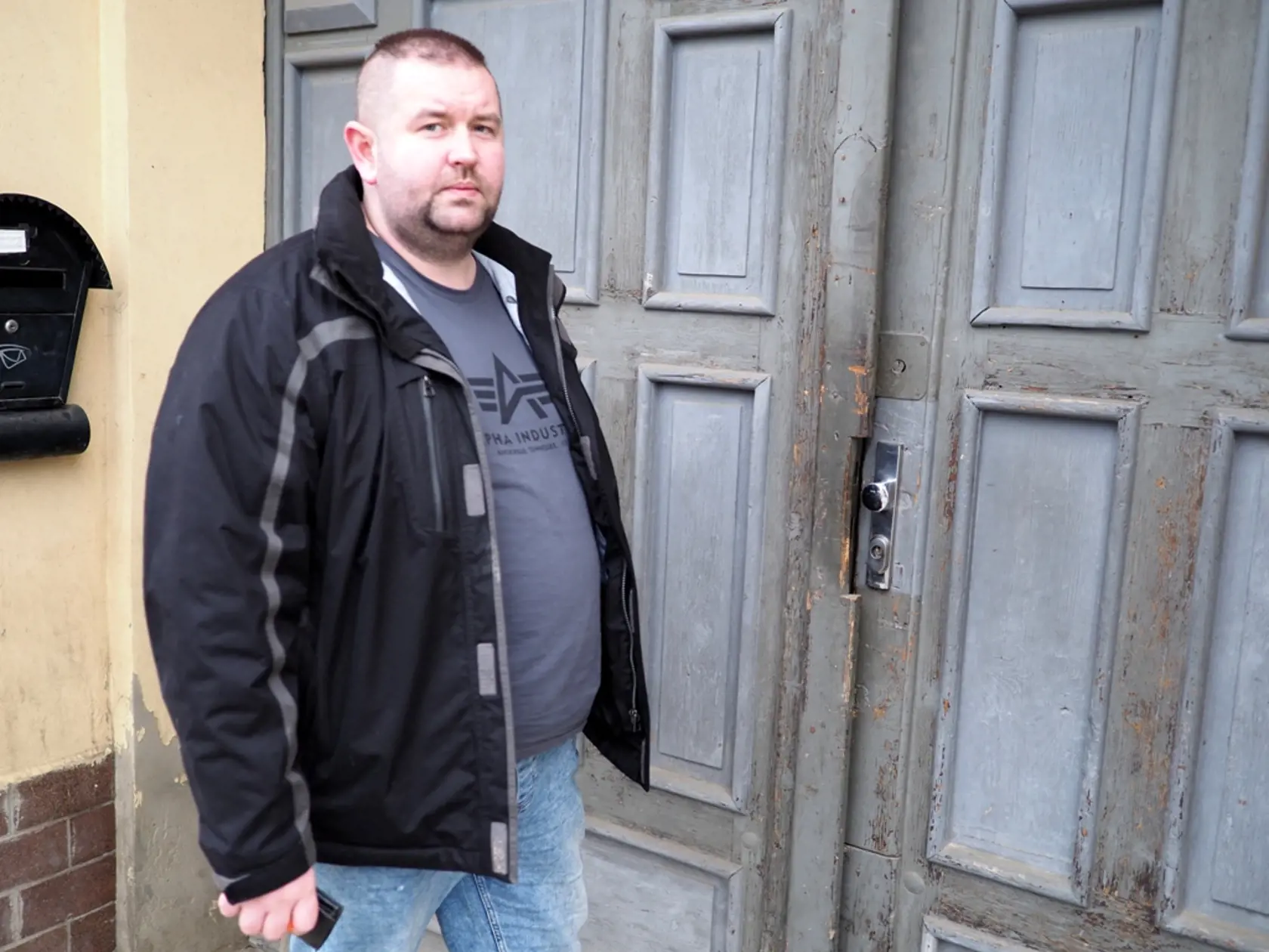 Lukáša Lacka (†34) podozrievali ho z vraždy pumpára Erika, ktorú však nespáchal on. Policajti ho pred zrakmi dedinčanov zadržali na parkovisko pred domom, prišiel si po neho autobus kukláčov, v snehu ho nechali ležať na holom bruchu niekoľko desiatok minút. Neskôr vysvitlo, že za vraždou je sériový vrah Ján Románek. Lukáš Lacko žiadal štát o odškodné vo výške 19-tisíc eur, no rozhodnutia sa nedožil, zomrel vlani, s pocitom krivdy.