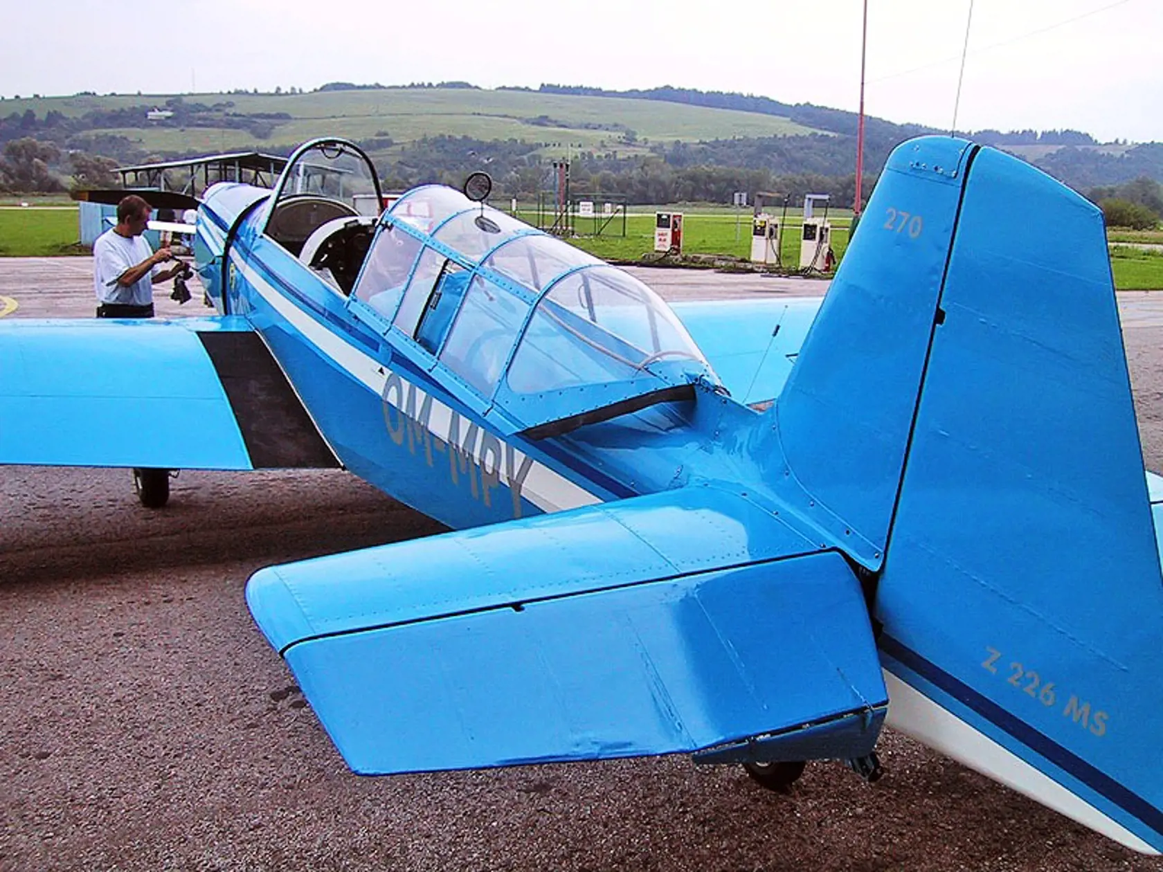 Pilot bol členom Aeroklubu Žilina. Podľa svedkov lietadlo niekoľkokrát vytiahlo hore vetroň.