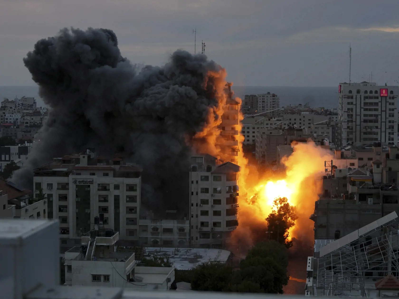 JB 64 Gaza - Plamene a dym stúpajú po izraelskom leteckom útoku na Gazu 7. októbra 2023. Najmenej 100 ľudí zahynulo a približne 900 utrpelo zranenia v Izraeli pri rozsiahlych útokoch palestínskych militantov z pásma Gazy, informovali v sobotu izraelské médiá s odvolaním sa na zdravotníkov. TASR prevzala správu z tlačovej agentúry DPA. Izraelské následné odvetné útoky zabili v pásme Gazy 198 ľudí a zranili ďalších 1600 osôb, uviedlo ministerstvo zdravotníctva v tejto palestínskej enkláve. Palestí