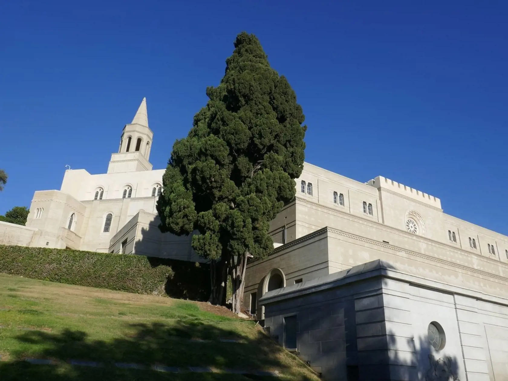 Michael Jackson bol pochovaný na cintoríne Forest Lawn Memorial Park, ktorý je od Los Angeles vzdialený viac než 5 kilometrov. Aj napriek tomu, že je pre verejnosť uzavretý a neustále strážený, sa jeho rodina rozhodla pre zásadný krok. Kráľa popu pochovali v zlatej rakve do betónovej hrobky, v ktorej sú nainštalované špeciálne senzory pohybu.