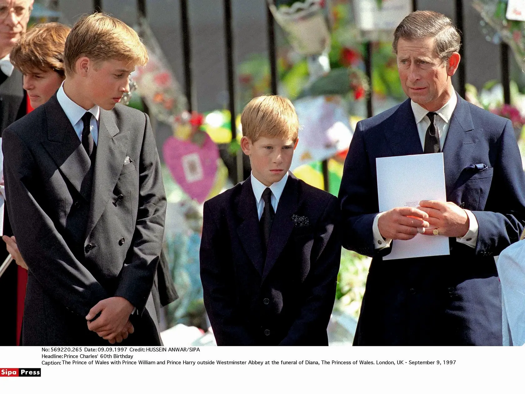 SMUTNÁ ROZLÚČKA Princ Charles s Williamom  a Harrym na Dianinom pohrebe.