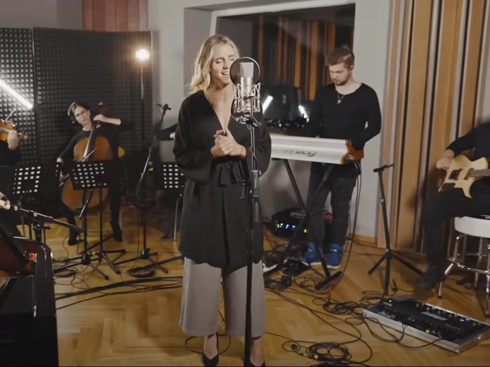 Nela Pocisková v klipe k piesni Bez teba.